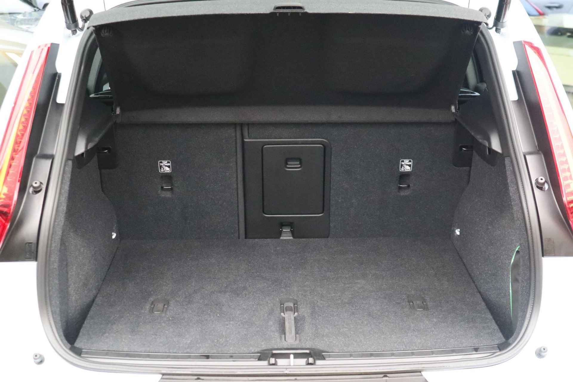 Volvo XC40 2.0 B4 Plus Dark | Verwarmbare voorstoelen| Verwarmbare voorruit| Stuurwielverwarming| Keyless Entry| Harman Kardon audiosysteem| Semi- elektrisch inklapbare trekhaak| - 18/38