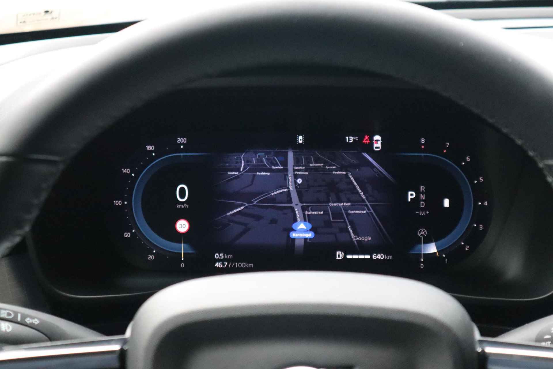 Volvo XC40 2.0 B4 Plus Dark | Verwarmbare voorstoelen| Verwarmbare voorruit| Stuurwielverwarming| Keyless Entry| Harman Kardon audiosysteem| Semi- elektrisch inklapbare trekhaak| - 23/38