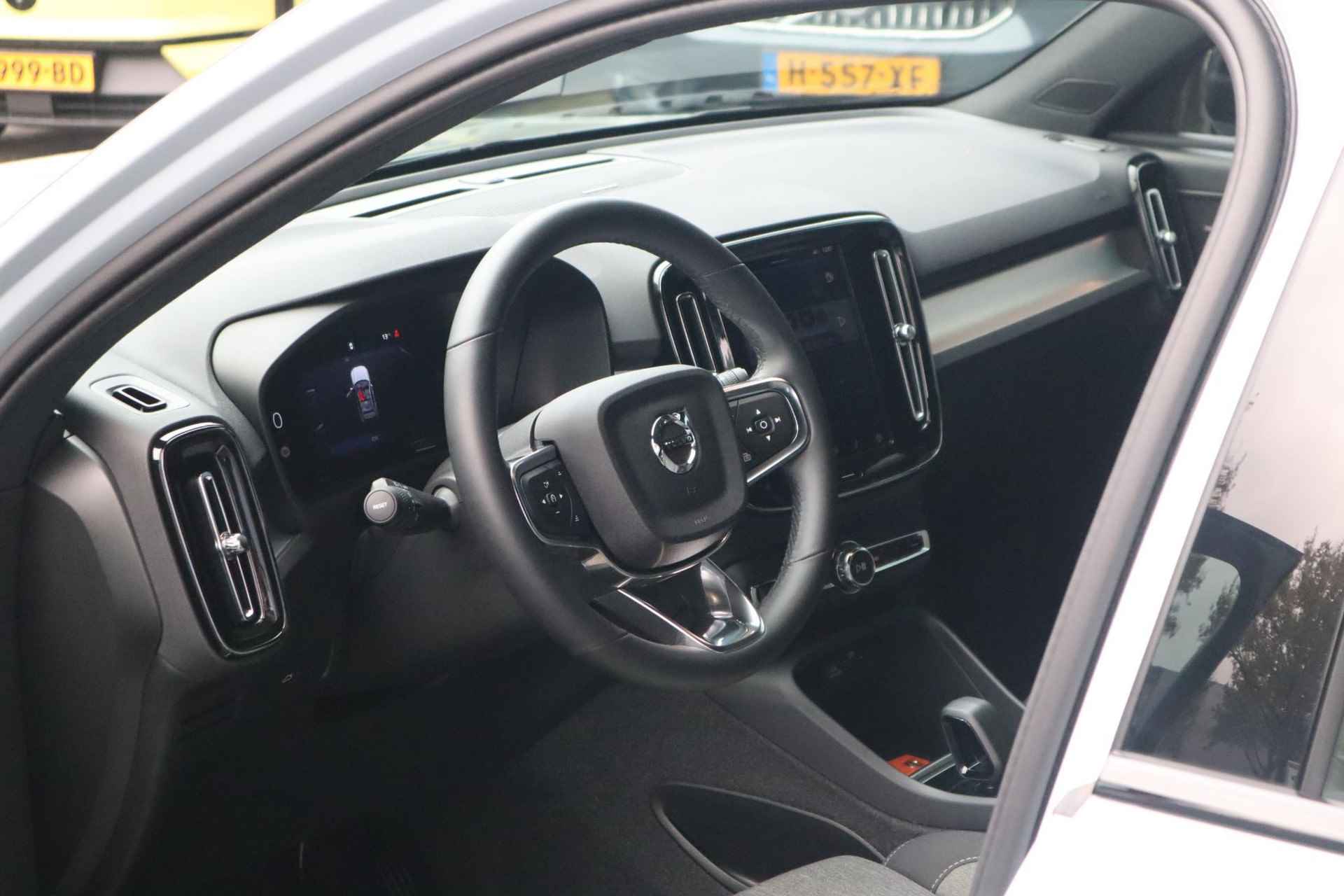 Volvo XC40 2.0 B4 Plus Dark | Verwarmbare voorstoelen| Verwarmbare voorruit| Stuurwielverwarming| Keyless Entry| Harman Kardon audiosysteem| Semi- elektrisch inklapbare trekhaak| - 35/38