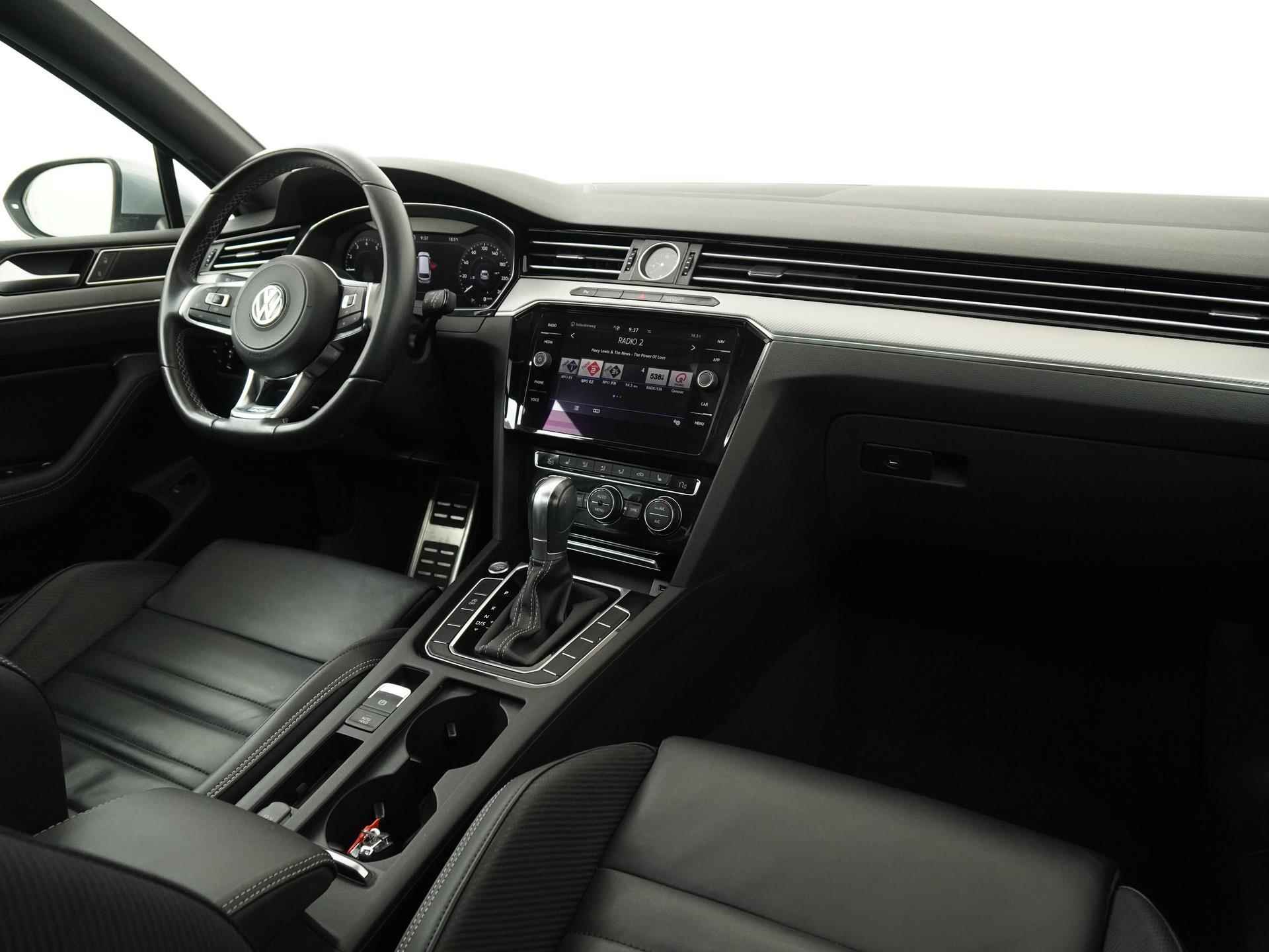 Volkswagen Passat Variant 1.5 TSI R-Line DSG | Panoramadak | Digital Cockpit | Leder | Trekhaak | Zondag Open! - 2/41