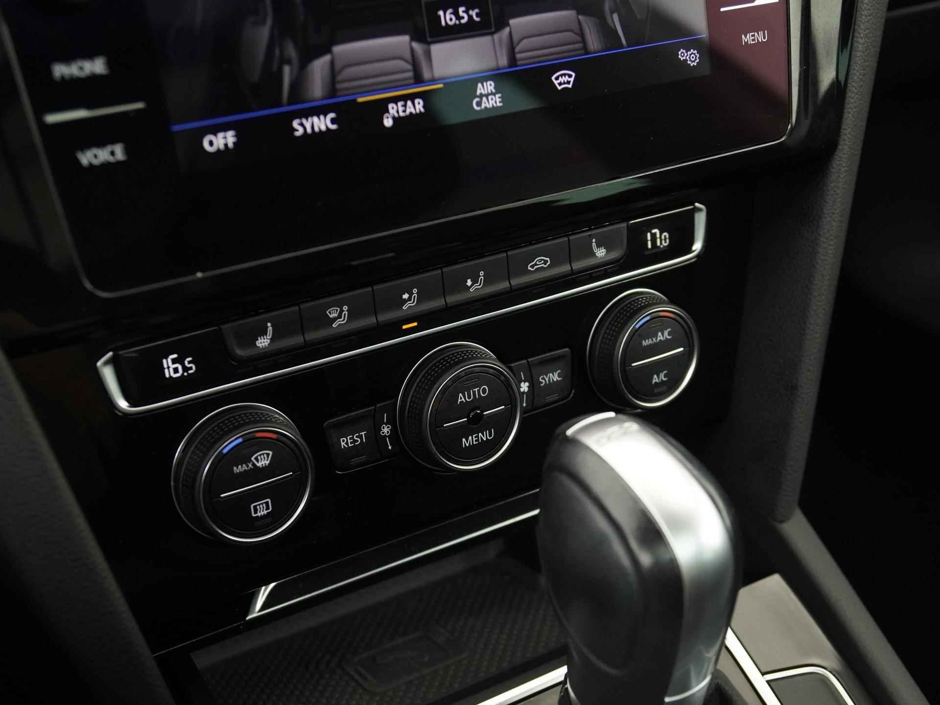 Volkswagen Passat Variant 1.5 TSI R-Line DSG | Panoramadak | Digital Cockpit | Leder | Trekhaak | Zondag Open! - 11/41