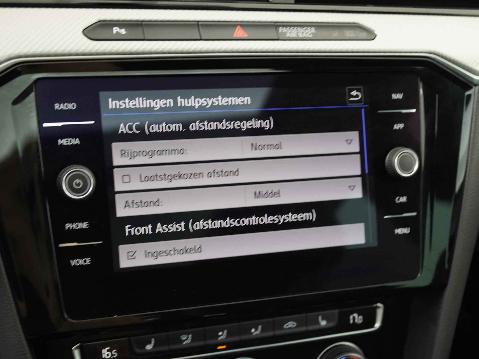 Volkswagen Passat Variant 1.5 TSI R-Line DSG | Panoramadak | Digital Cockpit | Leder | Trekhaak | Zondag Open! - 19/41