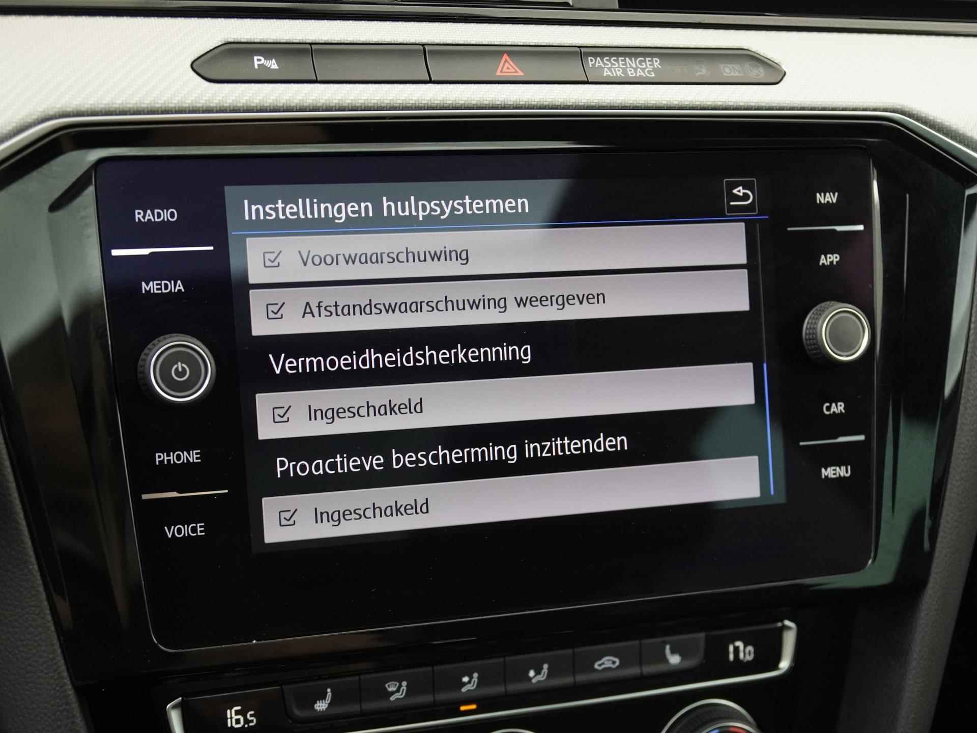 Volkswagen Passat Variant 1.5 TSI R-Line DSG | Panoramadak | Digital Cockpit | Leder | Trekhaak | Zondag Open! - 20/41