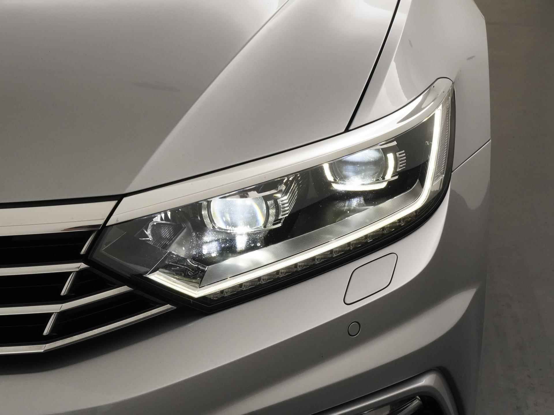 Volkswagen Passat Variant 1.5 TSI R-Line DSG | Panoramadak | Digital Cockpit | Leder | Trekhaak | Zondag Open! - 21/41