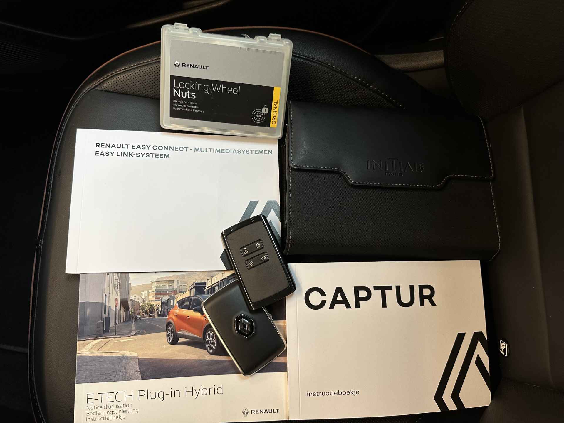 Renault Captur 1.6 E-Tech Plug-in Hybrid 160 Initiale Paris | 360 camera | leer | stoelverwarming | Easy Park Assist | tijdelijk gratis Top Afleverpakket twv Eur 695 - 54/56