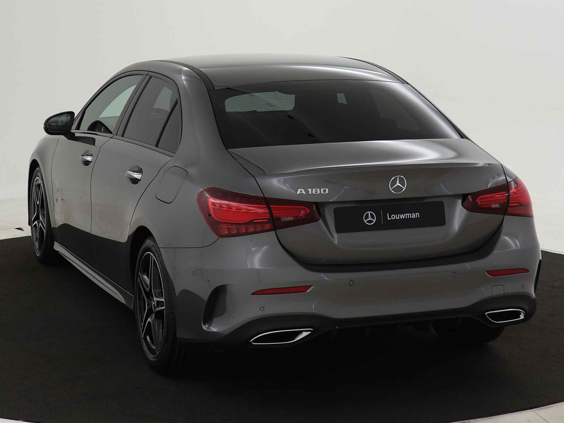 Mercedes-Benz A-Klasse 180 Star Edition AMG Line | Nightpakket | Dodehoekassistent | Sfeerverlichting | Parkeerpakket met achteruitrijcamera | Extra USB-poorten | Draadloos oplaadsysteem voor Smartphone | KEYLESS GO-comfortpakket | - 14/39