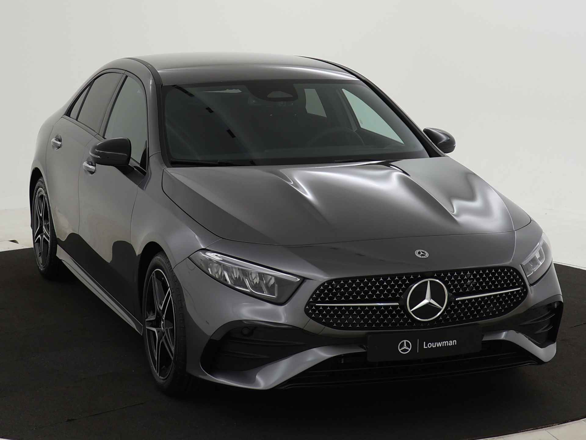 Mercedes-Benz A-Klasse 180 Star Edition AMG Line | Nightpakket | Dodehoekassistent | Sfeerverlichting | Parkeerpakket met achteruitrijcamera | Extra USB-poorten | Draadloos oplaadsysteem voor Smartphone | KEYLESS GO-comfortpakket | - 24/39