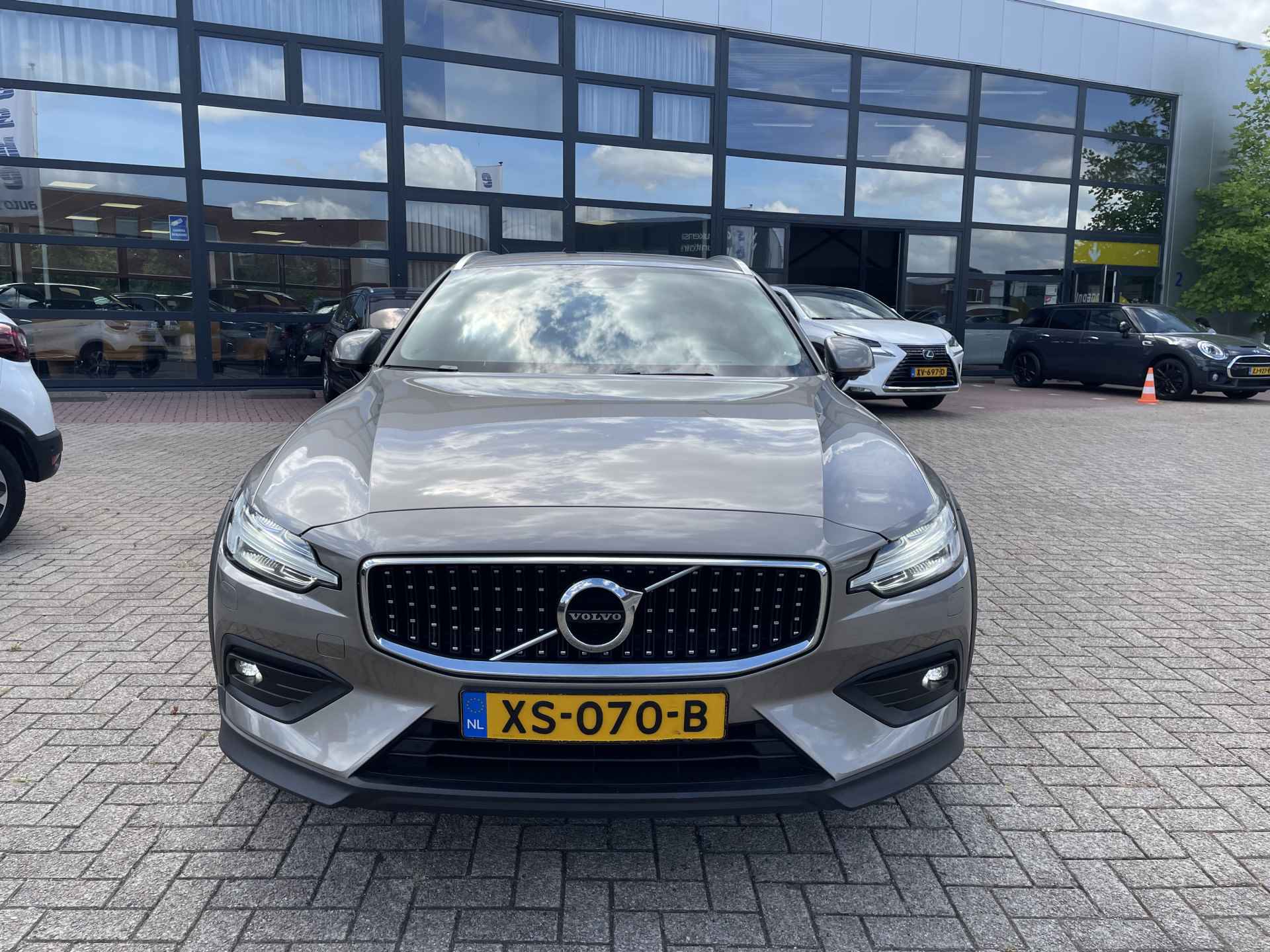 Volvo V60 Cross Country 2.0 D4 Automaat 190 pk AWD Intro Edition Panoramadak Navi Pilot Assist ACC Intellisafe Surround Blis Full Led Koplampen Carplay Head-Up Display Harman Kardon Audio Standkachel On Call Extra Getint Glas Vol Opties NL Auto 1e Eigenaar - 3/60