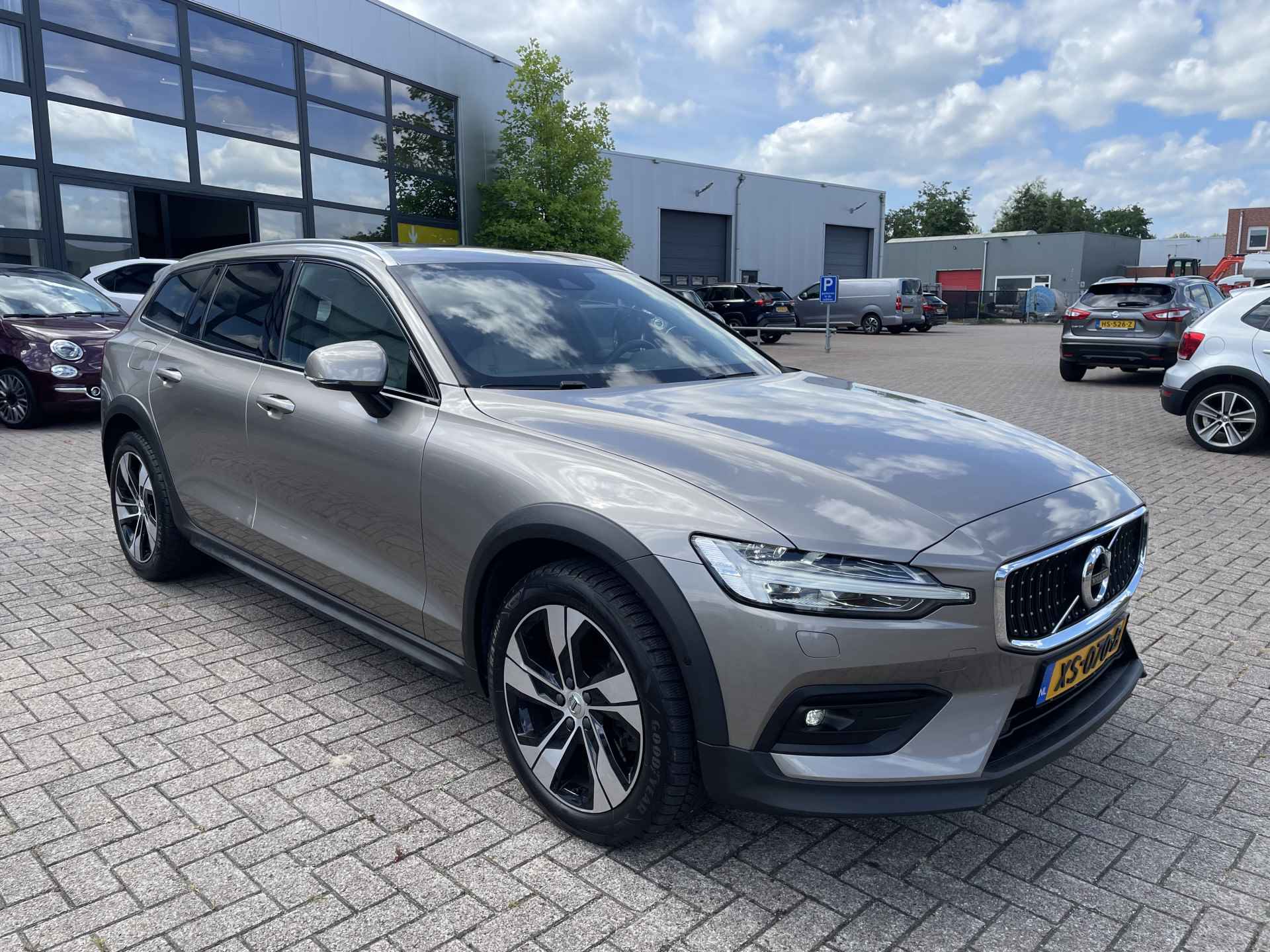 Volvo V60 Cross Country 2.0 D4 Automaat 190 pk AWD Intro Edition Panoramadak Navi Pilot Assist ACC Intellisafe Surround Blis Full Led Koplampen Carplay Head-Up Display Harman Kardon Audio Standkachel On Call Extra Getint Glas Vol Opties NL Auto 1e Eigenaar - 4/60