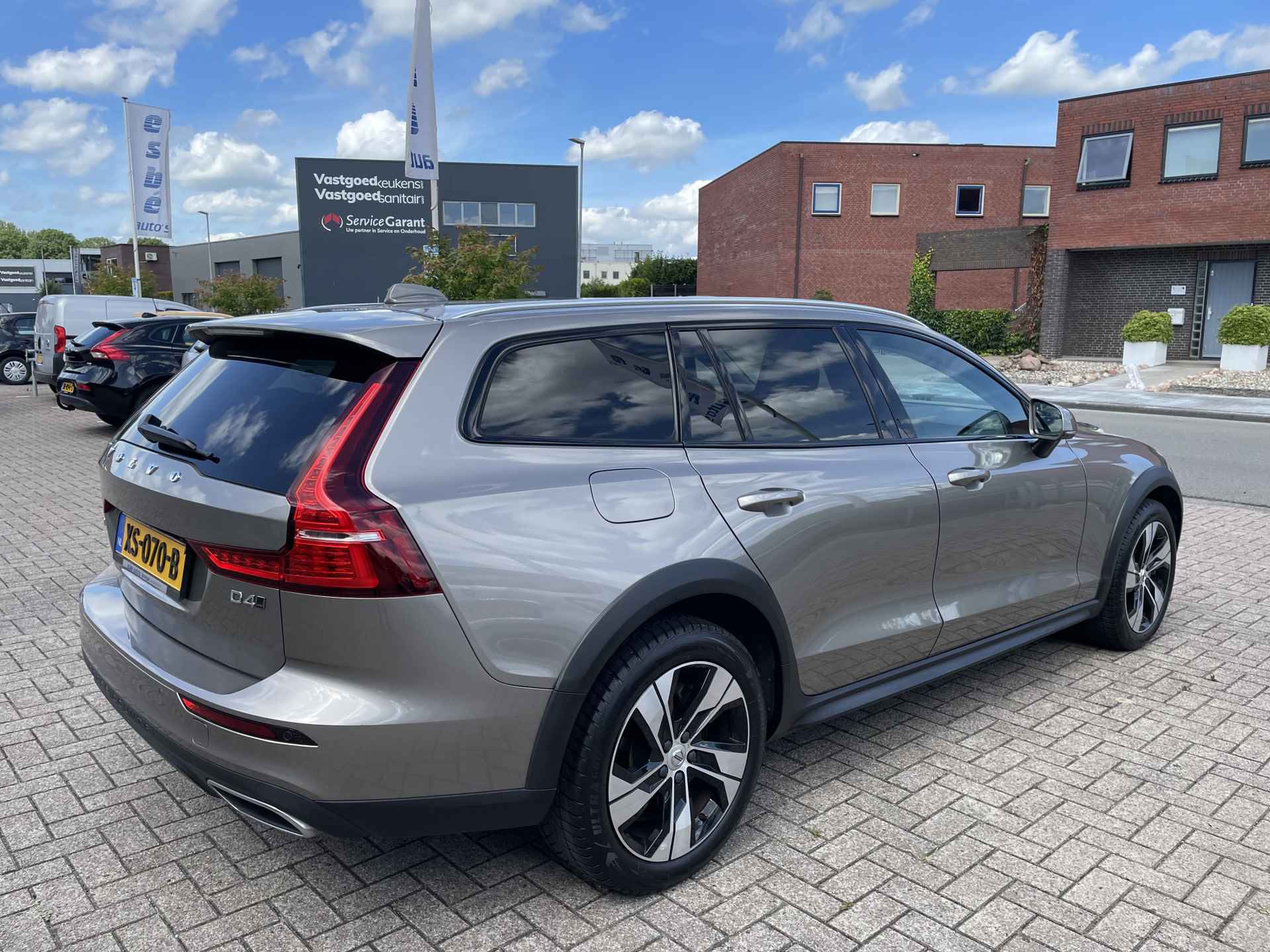 Volvo V60 Cross Country 2.0 D4 Automaat 190 pk AWD Intro Edition Panoramadak Navi Pilot Assist ACC Intellisafe Surround Blis Full Led Koplampen Carplay Head-Up Display Harman Kardon Audio Standkachel On Call Extra Getint Glas Vol Opties NL Auto 1e Eigenaar - 8/60