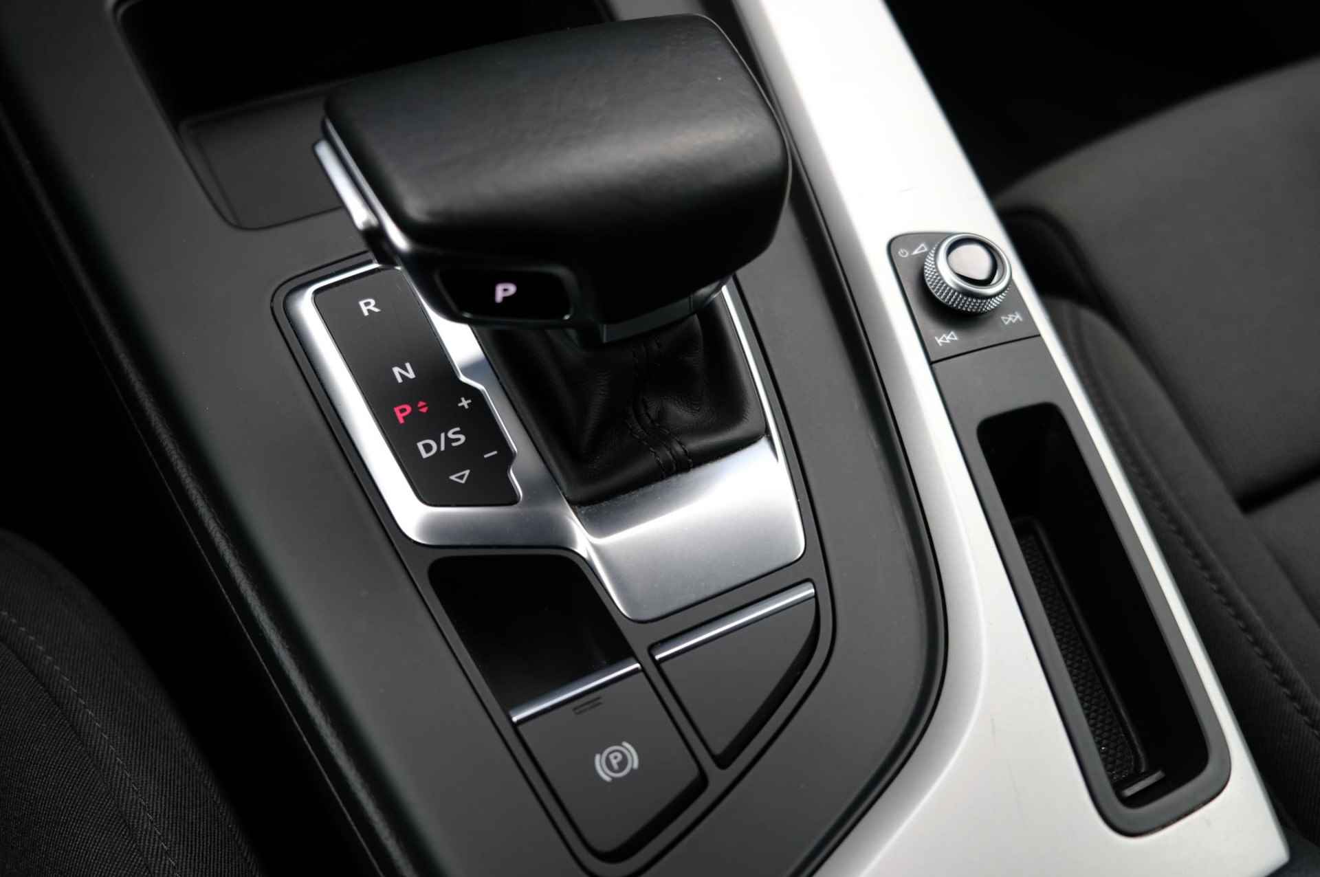 Audi A4 Avant 40 TFSI S edition | Automaat | Navi | PDC | Sportstoelen | Stoelverwarming - 16/32
