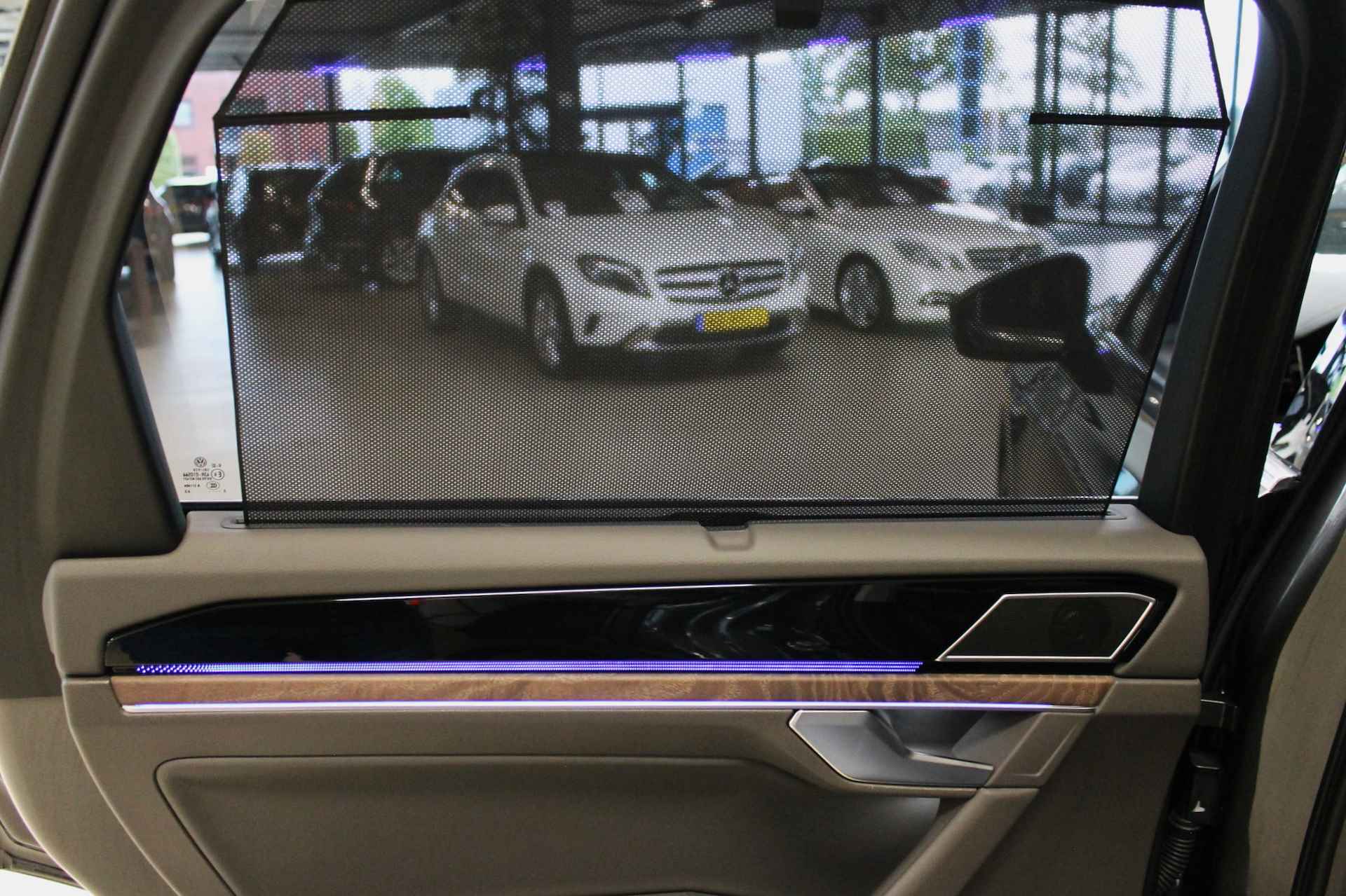 Volkswagen Touareg 3.0 TSi 380pk eHybrid 4MOTION Atmosphere | Full Options | 360° camera | Nachtzicht camera | H.U.D. | Luchtvering etc. | 100% (Dealer) onderhouden label | ALL-IN RIJKLAARPRIJS - 44/63