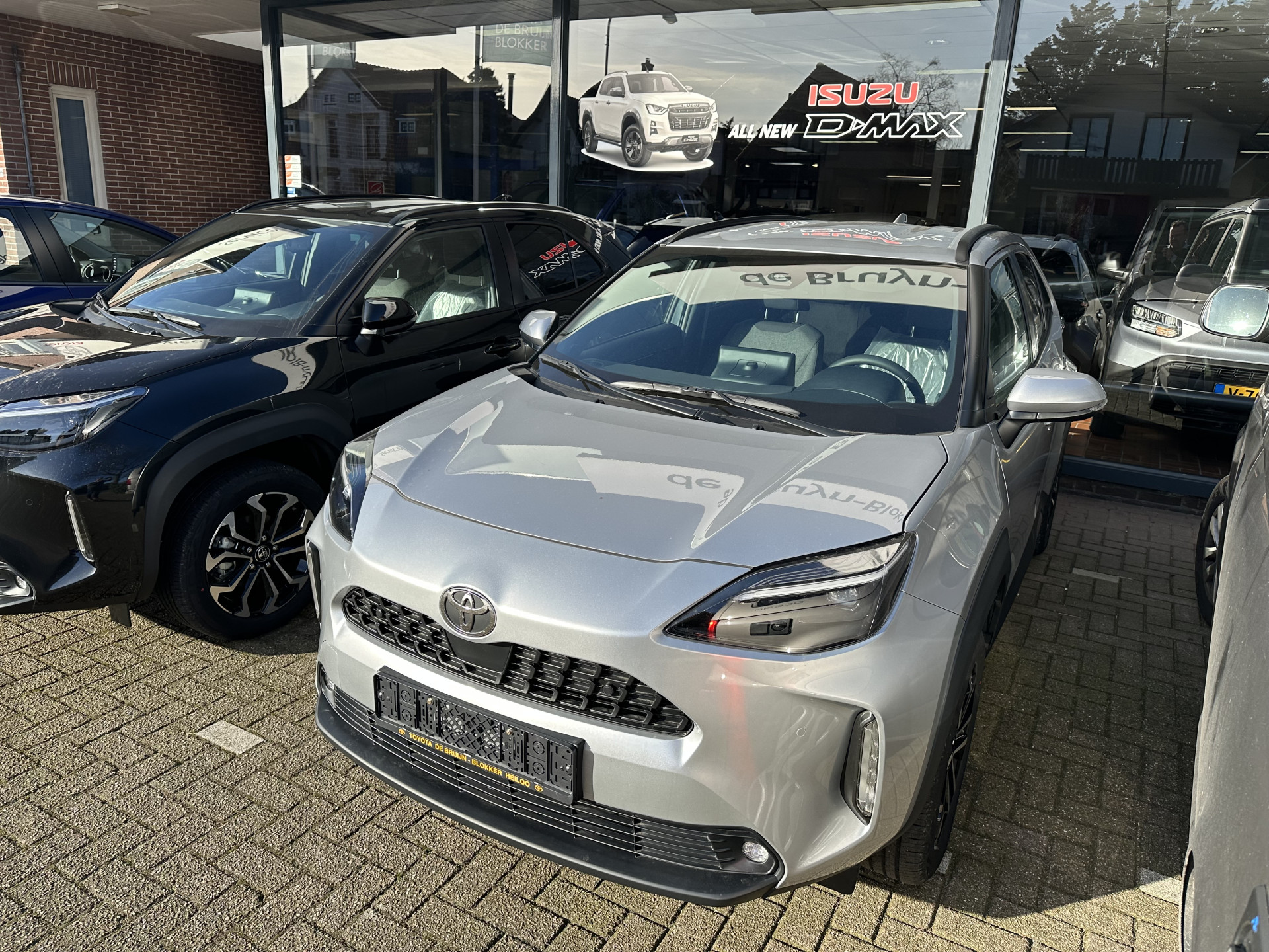 Toyota Yaris Cross 1.5 Hybrid 130pk First Edition + Comfort Pack dodehoekdetectie / stoelverwarming / stuurwielverwarming / parkeersensoren voor +