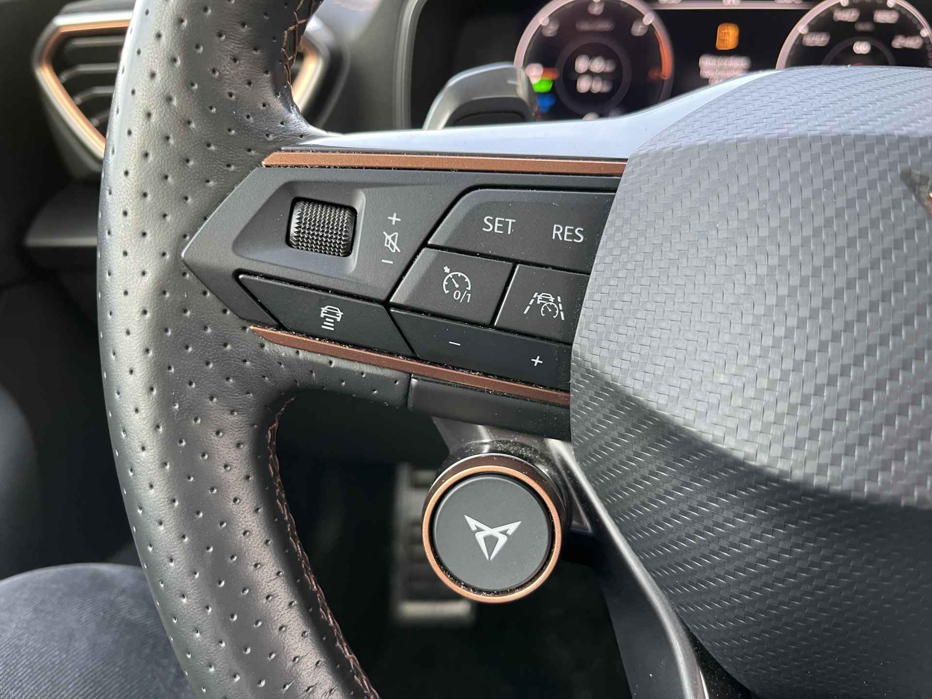 CUPRA Formentor 1.4 e-Hybrid VZ Performance / AUTOMAAT/ EXCLUSIEVE LAK/ 245 PK/ PANO/ 360 CAMERA/ PARK. SENSOREN/ MATRIX/ DODE HOEK/ KEYLESS/ STOEL EN STUUR VERWARM./ DCC/  APP CONNECT/ ADAPT. CRUISE/ NAVI/ CLIMA/ DAB. 19" LMV/ - 14/40