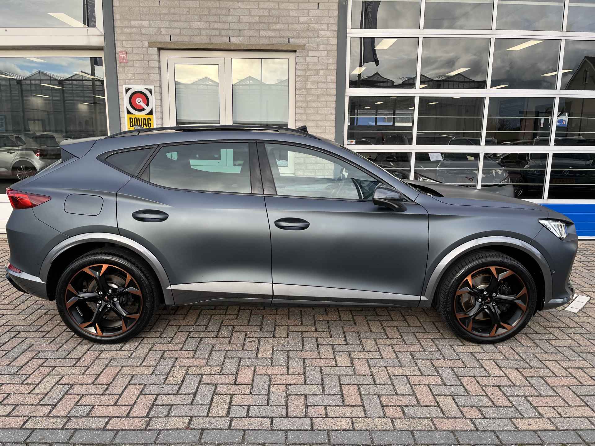 CUPRA Formentor 1.4 e-Hybrid VZ Performance / AUTOMAAT/ EXCLUSIEVE LAK / 245 PK/ PANO/ 360 CAMERA/ PARK. SENSOREN/ MATRIX/ DODE HOEK/ KEYLESS/ STOEL EN STUUR VERWARM./ DCC/  APP CONNECT/ ADAPT. CRUISE/ NAVI/ CLIMA/ DAB/ 19" LMV/ - 47/51