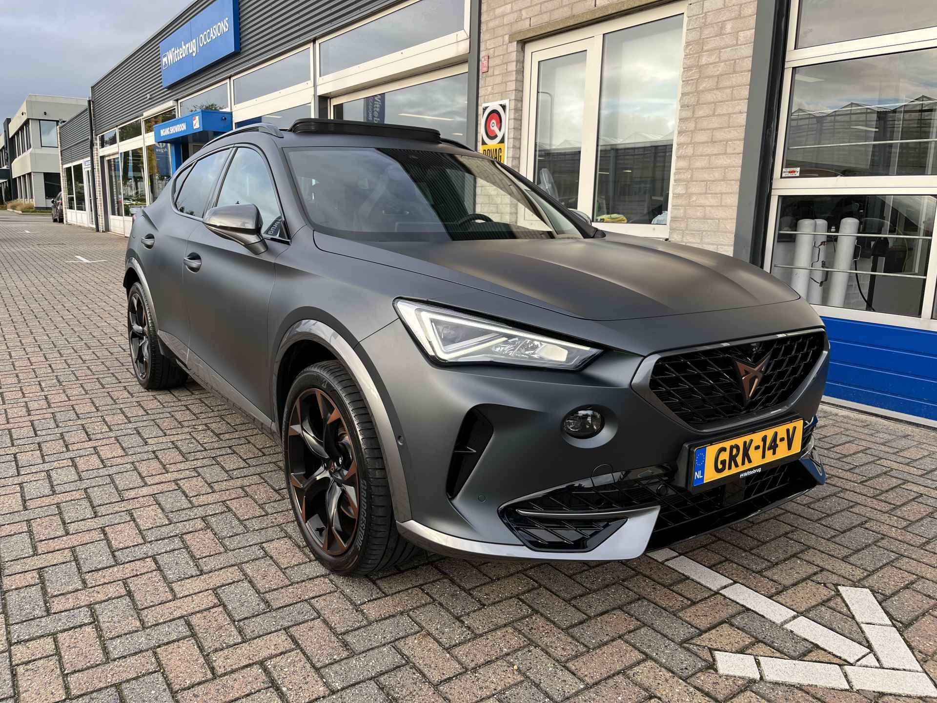 CUPRA Formentor 1.4 e-Hybrid VZ Performance / AUTOMAAT/ EXCLUSIEVE LAK / 245 PK/ PANO/ 360 CAMERA/ PARK. SENSOREN/ MATRIX/ DODE HOEK/ KEYLESS/ STOEL EN STUUR VERWARM./ DCC/  APP CONNECT/ ADAPT. CRUISE/ NAVI/ CLIMA/ DAB/ 19" LMV/ - 48/51