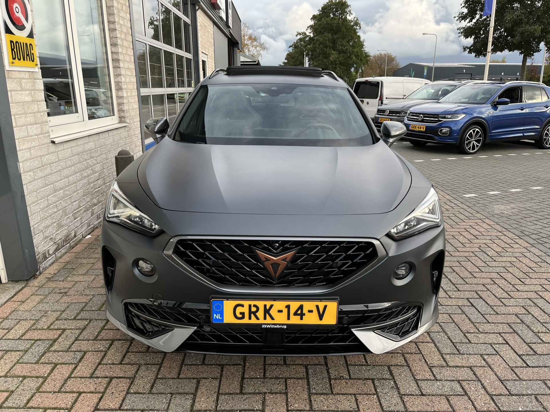 CUPRA Formentor 1.4 e-Hybrid VZ Performance / AUTOMAAT/ EXCLUSIEVE LAK / 245 PK/ PANO/ 360 CAMERA/ PARK. SENSOREN/ MATRIX/ DODE HOEK/ KEYLESS/ STOEL EN STUUR VERWARM./ DCC/  APP CONNECT/ ADAPT. CRUISE/ NAVI/ CLIMA/ DAB/ 19" LMV/ - 42/51