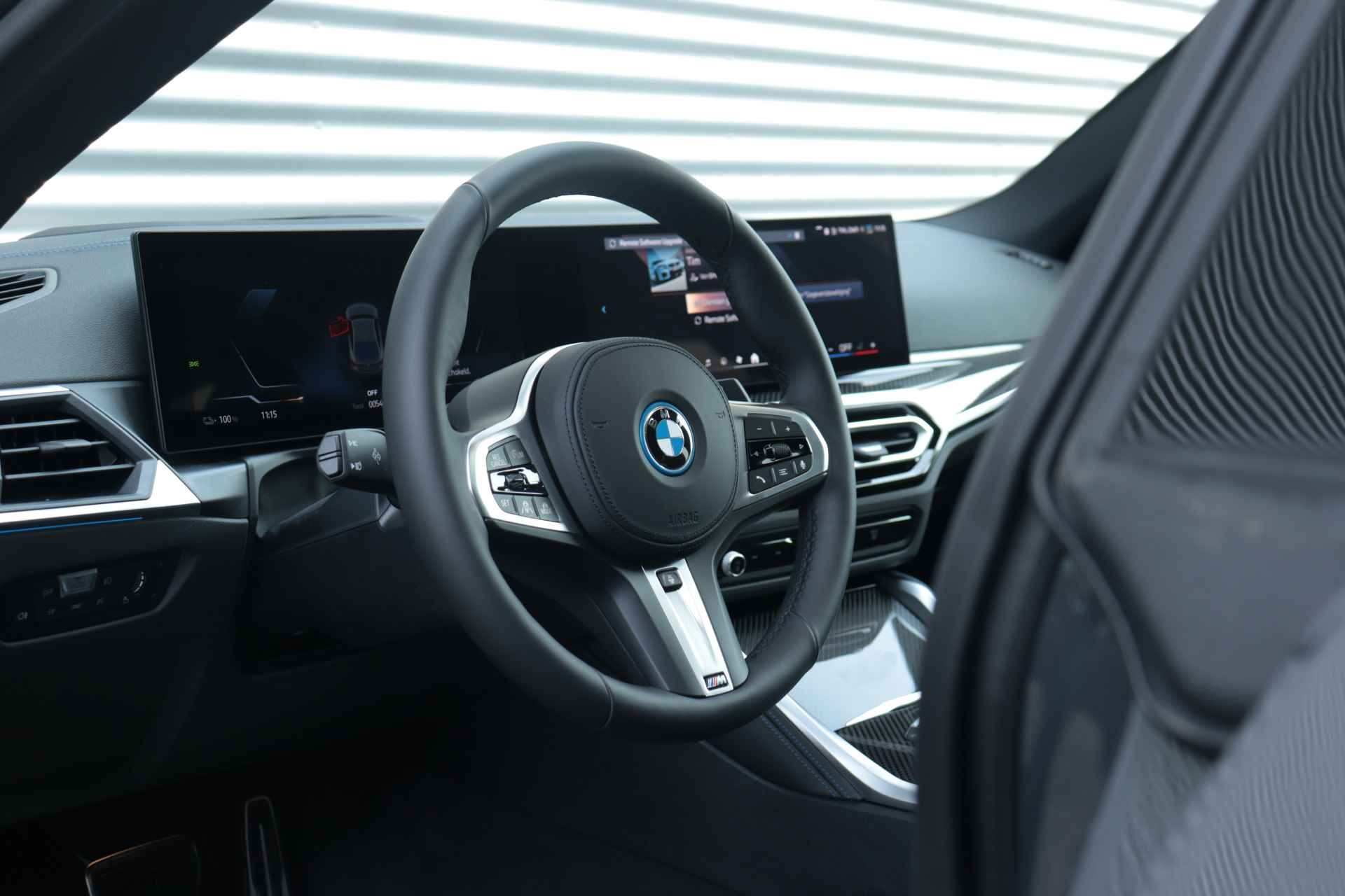 BMW i4 eDrive40 | High Executive / M Sportpakket Pro / Panodak / Driving Assistant Prof. / Harman Kardon / M Sportstoelen / Trekhaak / 20'' LMV - 17/47
