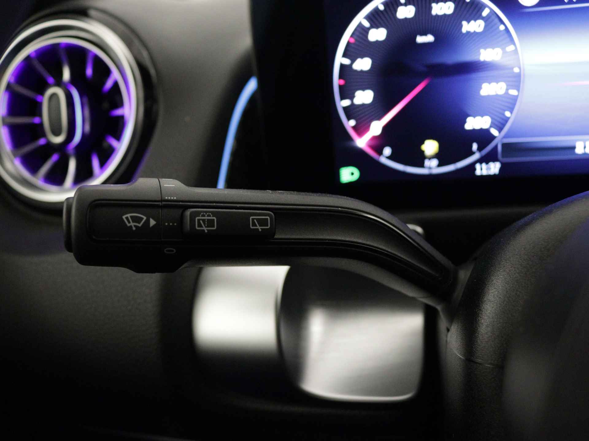 Mercedes-Benz GLB 200 AMG Line | Trekhaak | Premium Plus pakket |  Nightpakket | USB-pakket plus | Dodehoekassistent | Burmester Surround Sound systeem | Keyless-Go comfortpakket | Parkeerpakket met 360°-camera | - 6/40