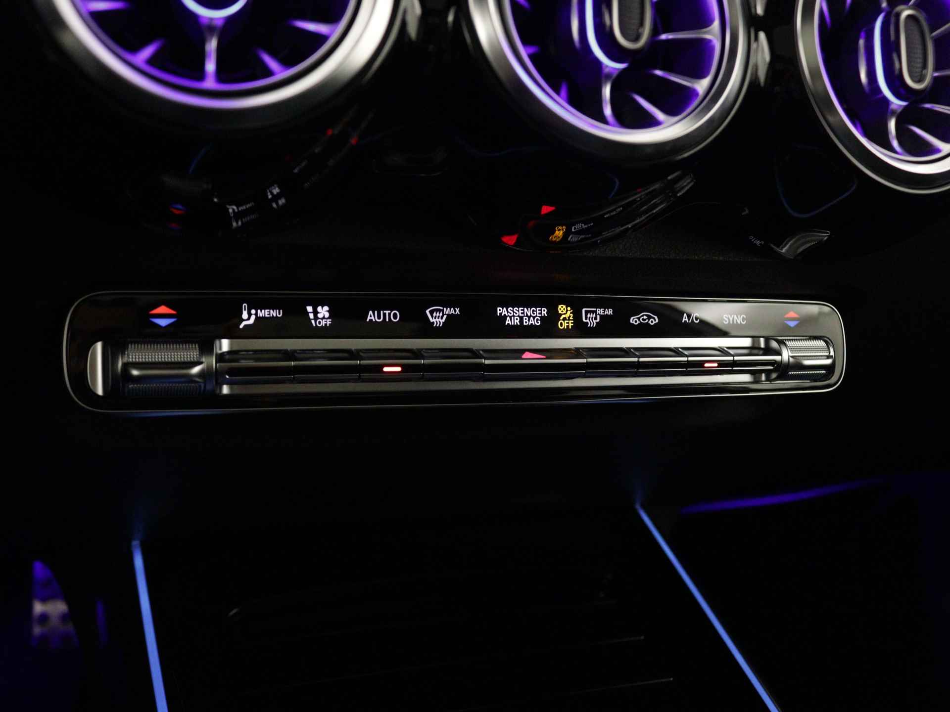 Mercedes-Benz GLB 200 AMG Line | Trekhaak | Premium Plus pakket |  Nightpakket | USB-pakket plus | Dodehoekassistent | Burmester Surround Sound systeem | Keyless-Go comfortpakket | Parkeerpakket met 360°-camera | - 9/40