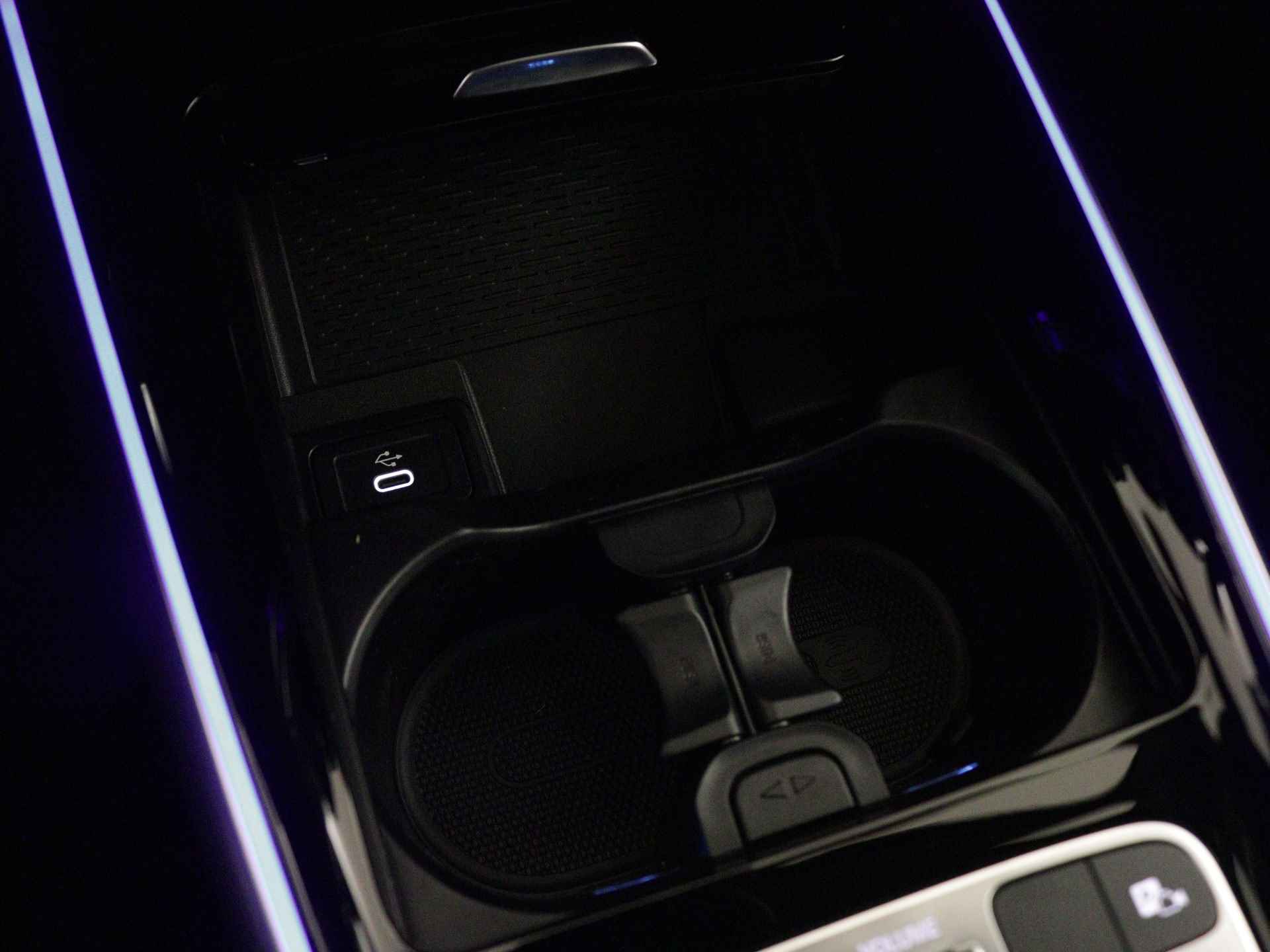 Mercedes-Benz GLB 200 AMG Line | Trekhaak | Premium Plus pakket |  Nightpakket | USB-pakket plus | Dodehoekassistent | Burmester Surround Sound systeem | Keyless-Go comfortpakket | Parkeerpakket met 360°-camera | - 10/40