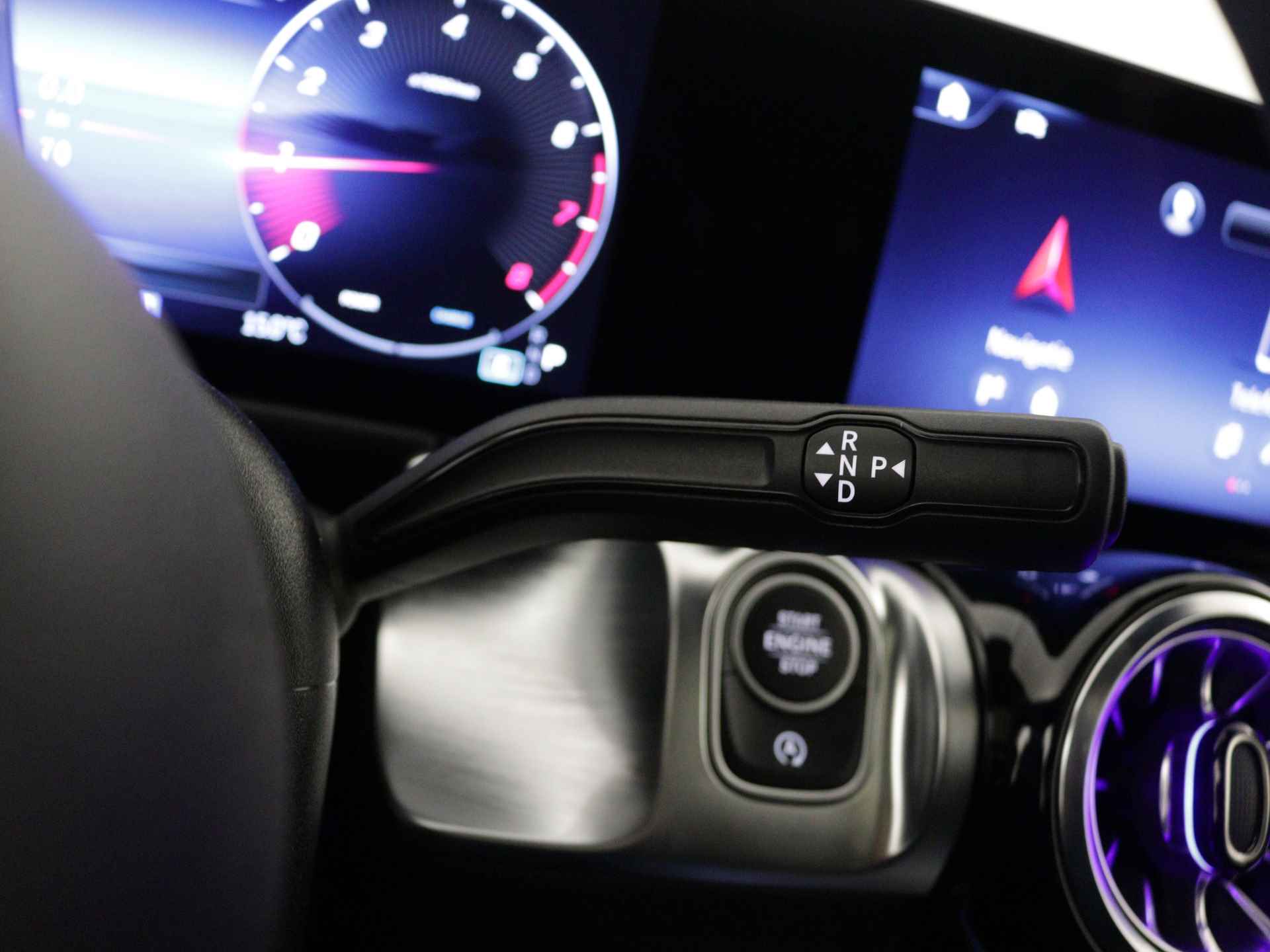 Mercedes-Benz GLB 200 AMG Line | Trekhaak | Premium Plus pakket |  Nightpakket | USB-pakket plus | Dodehoekassistent | Burmester Surround Sound systeem | Keyless-Go comfortpakket | Parkeerpakket met 360°-camera | - 17/40