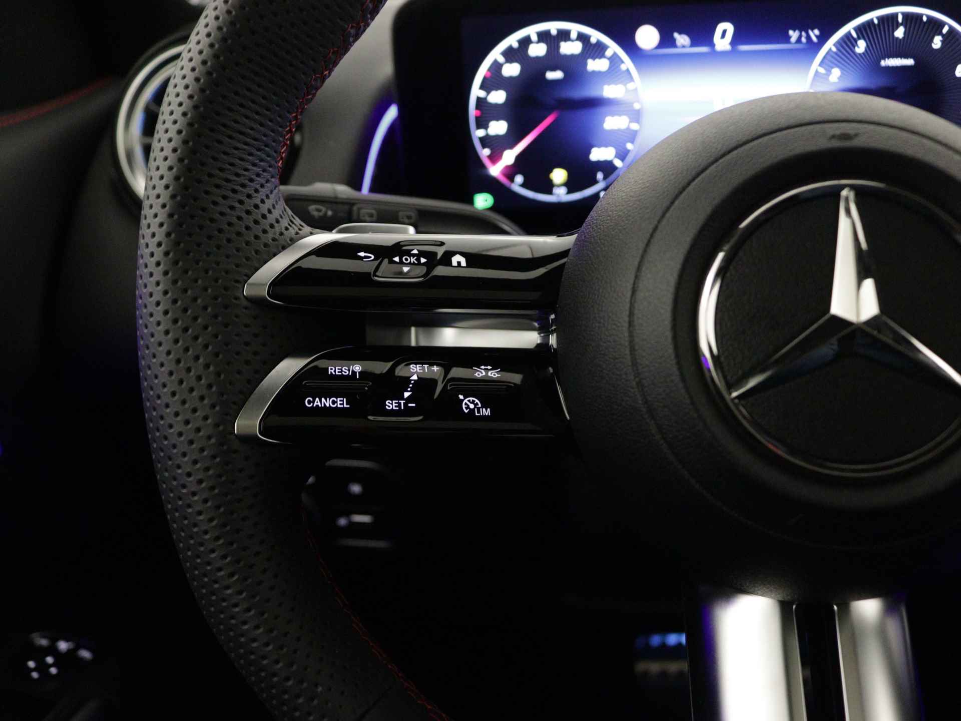 Mercedes-Benz GLB 200 AMG Line | Trekhaak | Premium Plus pakket |  Nightpakket | USB-pakket plus | Dodehoekassistent | Burmester Surround Sound systeem | Keyless-Go comfortpakket | Parkeerpakket met 360°-camera | - 18/40