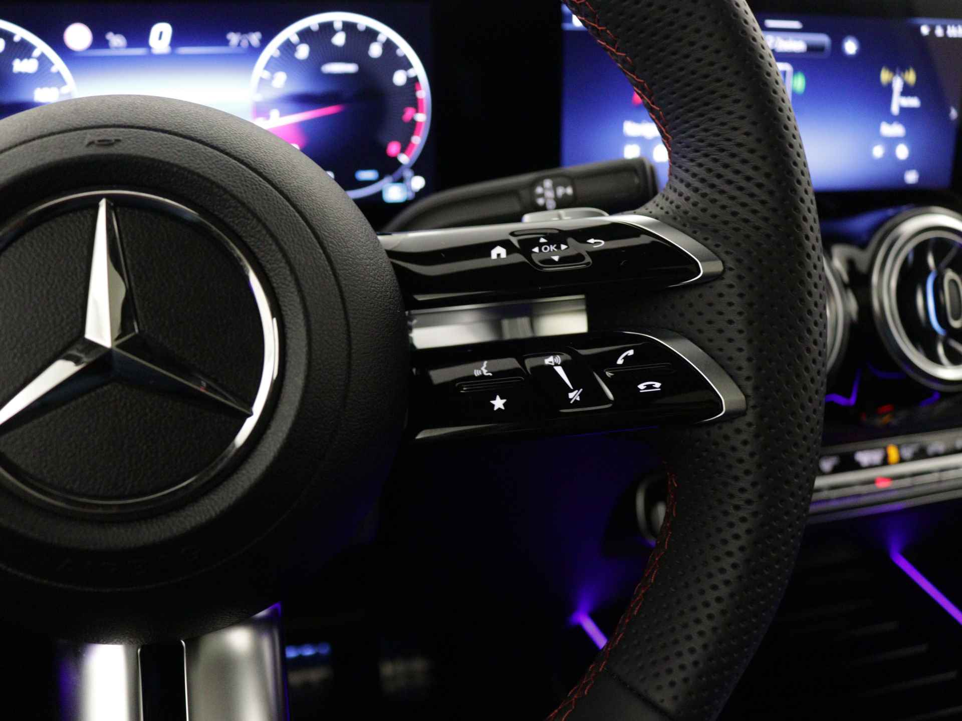 Mercedes-Benz GLB 200 AMG Line | Trekhaak | Premium Plus pakket |  Nightpakket | USB-pakket plus | Dodehoekassistent | Burmester Surround Sound systeem | Keyless-Go comfortpakket | Parkeerpakket met 360°-camera | - 19/40