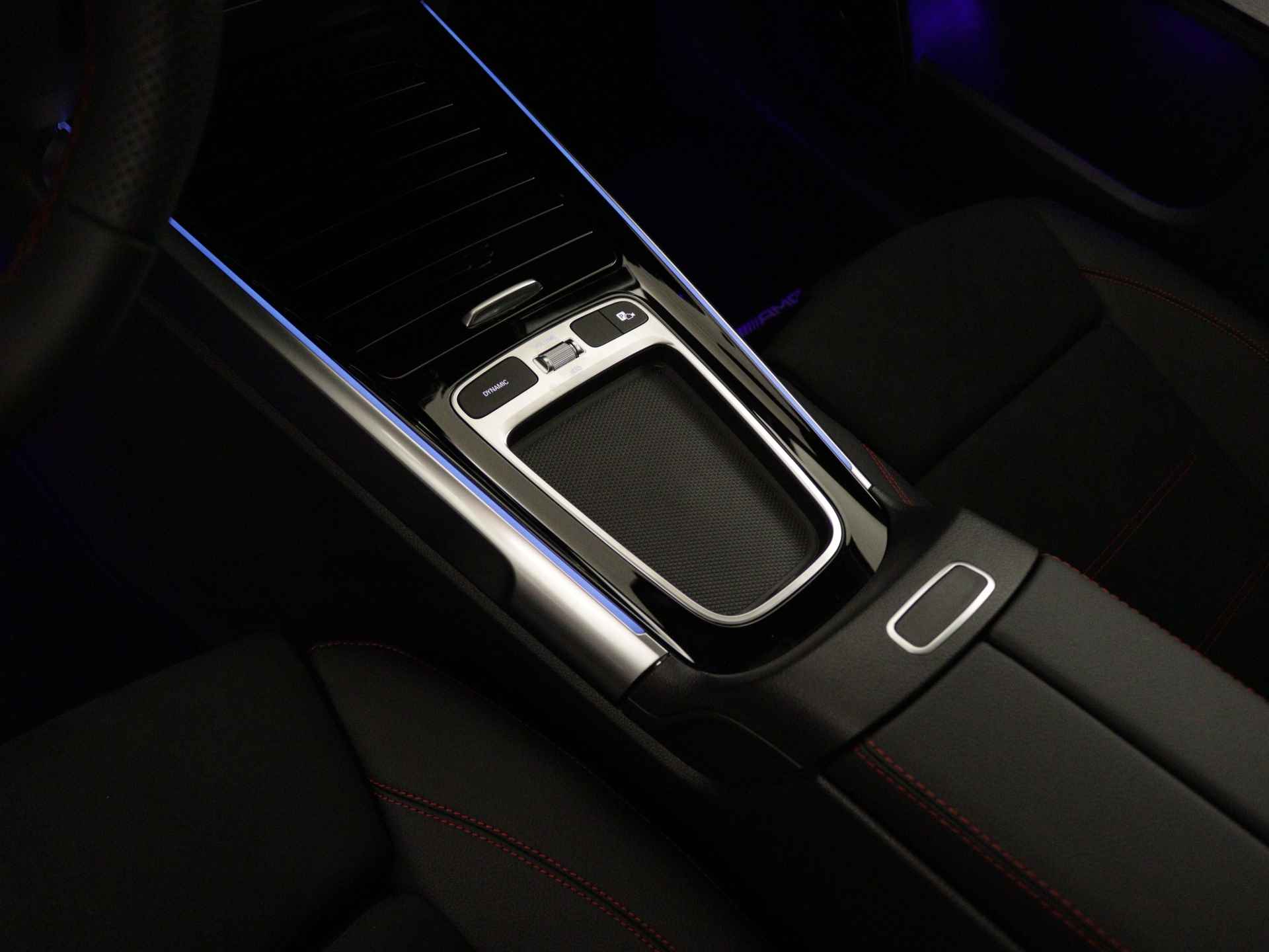 Mercedes-Benz GLB 200 AMG Line | Trekhaak | Premium Plus pakket |  Nightpakket | USB-pakket plus | Dodehoekassistent | Burmester Surround Sound systeem | Keyless-Go comfortpakket | Parkeerpakket met 360°-camera | - 26/40