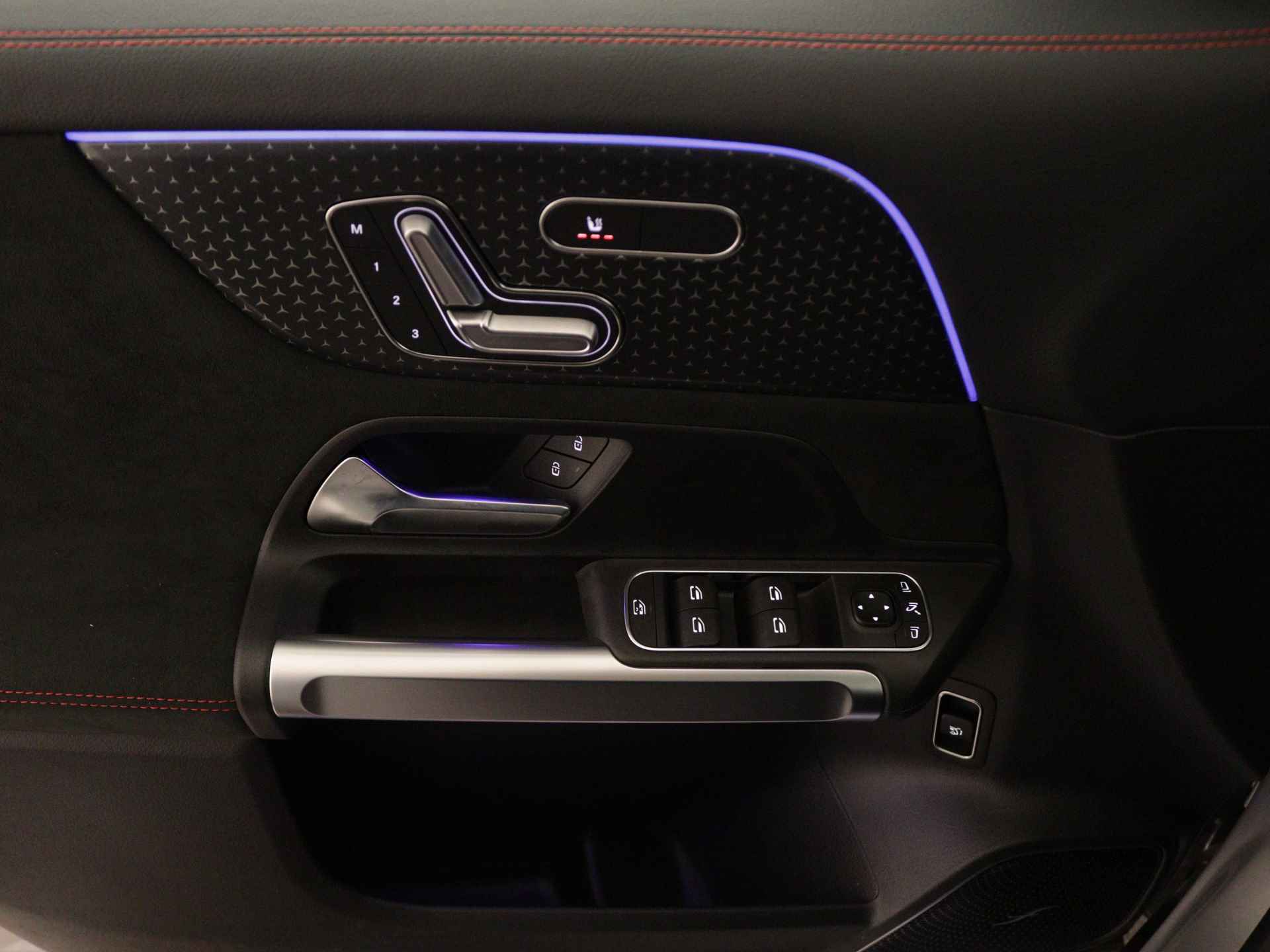 Mercedes-Benz GLB 200 AMG Line | Trekhaak | Premium Plus pakket |  Nightpakket | USB-pakket plus | Dodehoekassistent | Burmester Surround Sound systeem | Keyless-Go comfortpakket | Parkeerpakket met 360°-camera | - 27/40