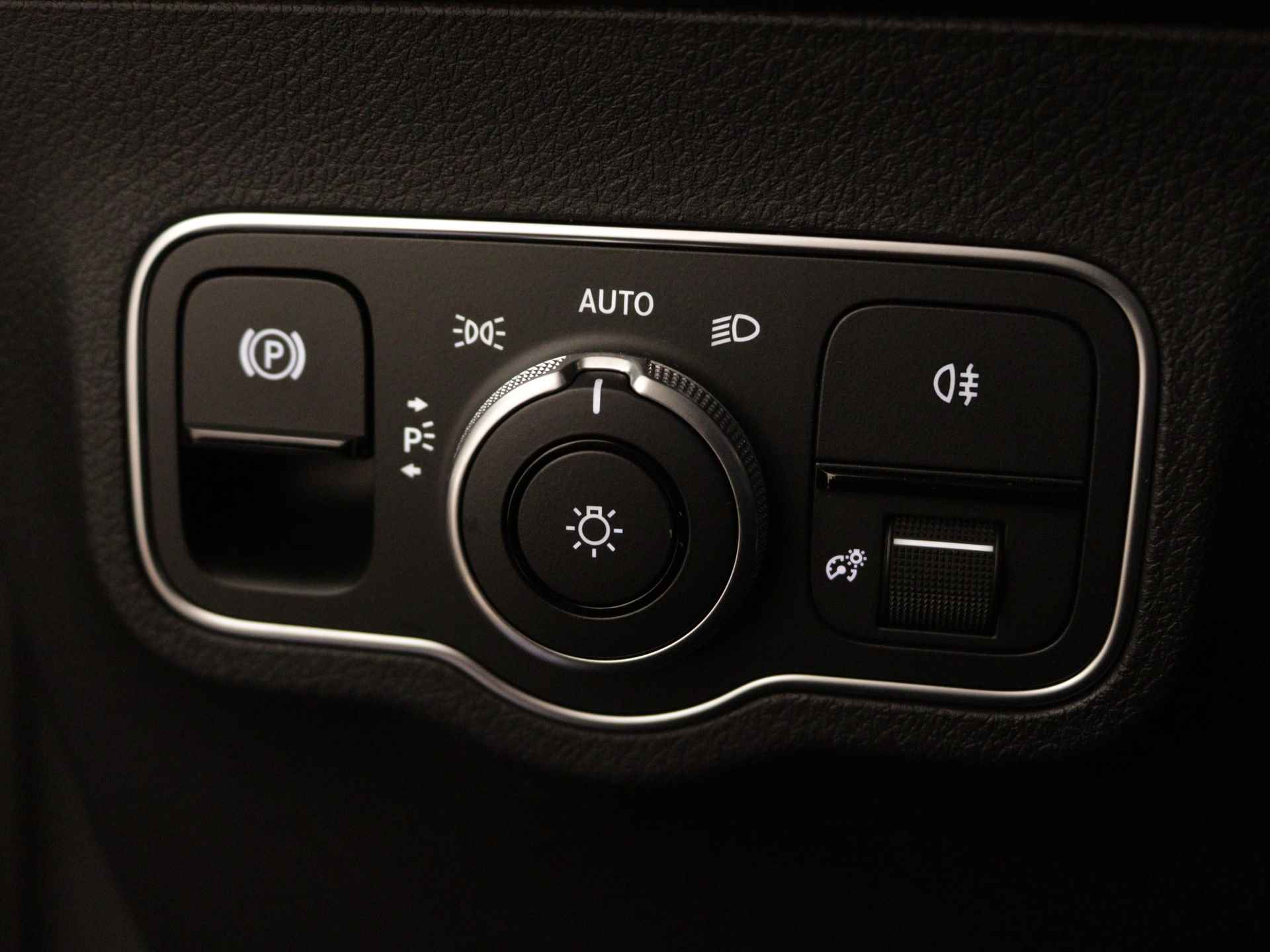 Mercedes-Benz GLB 200 AMG Line | Trekhaak | Premium Plus pakket |  Nightpakket | USB-pakket plus | Dodehoekassistent | Burmester Surround Sound systeem | Keyless-Go comfortpakket | Parkeerpakket met 360°-camera | - 28/40