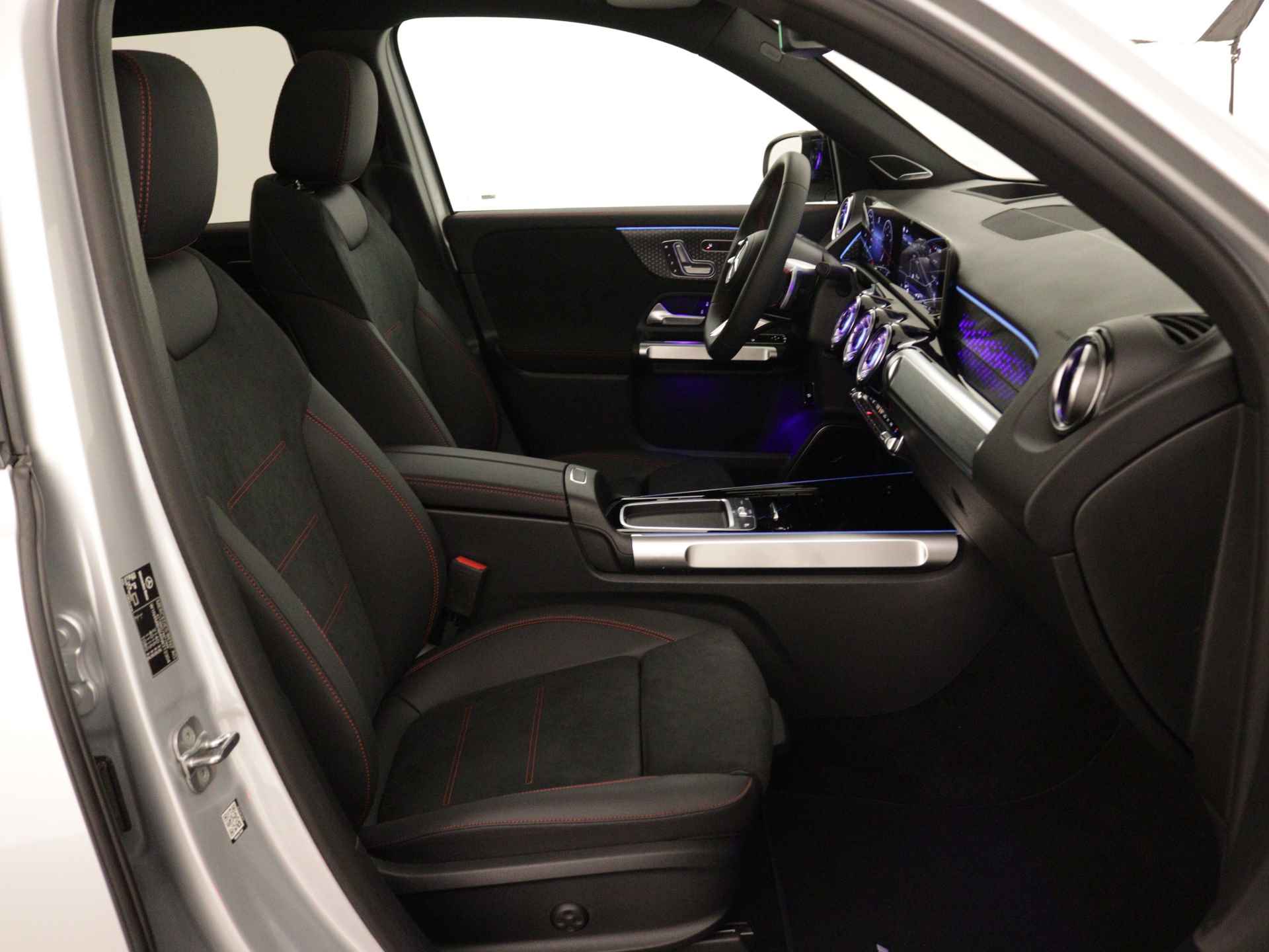 Mercedes-Benz GLB 200 AMG Line | Trekhaak | Premium Plus pakket |  Nightpakket | USB-pakket plus | Dodehoekassistent | Burmester Surround Sound systeem | Keyless-Go comfortpakket | Parkeerpakket met 360°-camera | - 31/40