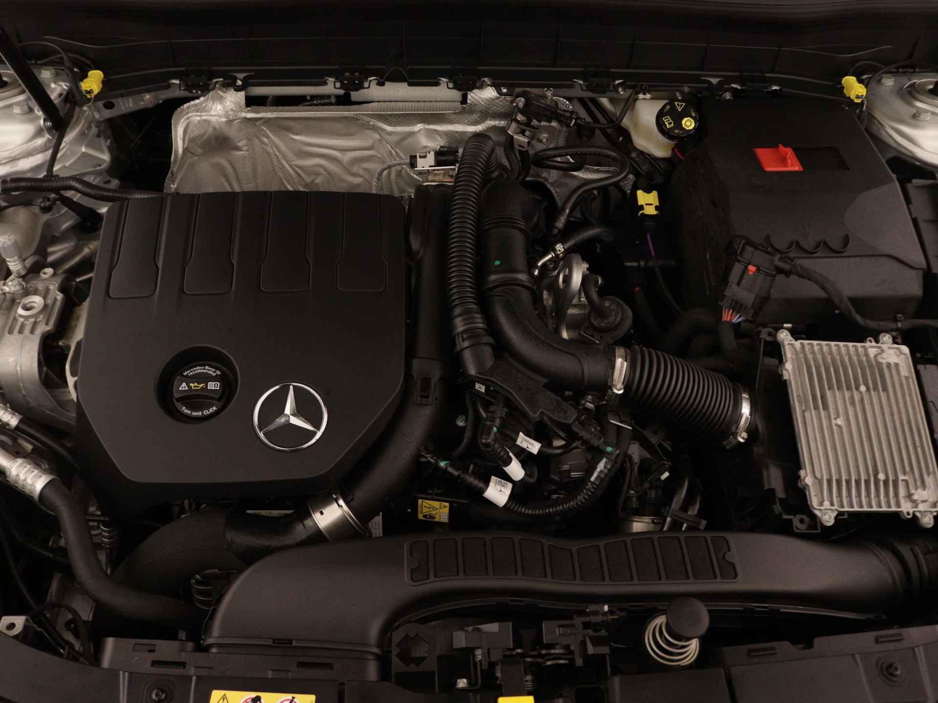 Mercedes-Benz GLB 200 AMG Line | Trekhaak | Premium Plus pakket |  Nightpakket | USB-pakket plus | Dodehoekassistent | Burmester Surround Sound systeem | Keyless-Go comfortpakket | Parkeerpakket met 360°-camera | - 37/40
