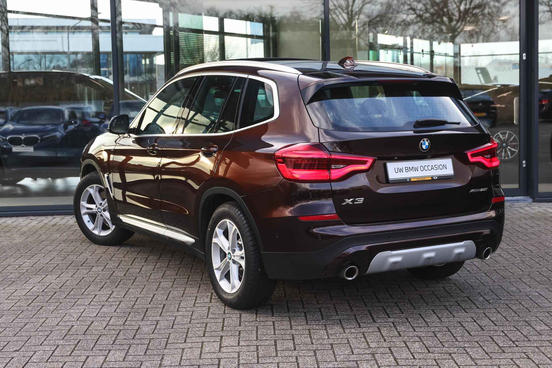 BMW X3 xDrive20i High Executive xLine Automaat / Panoramadak / Trekhaak / Sportstoelen / LED / Head-Up / Parking Assistant / Stoelverwarming - 3/38