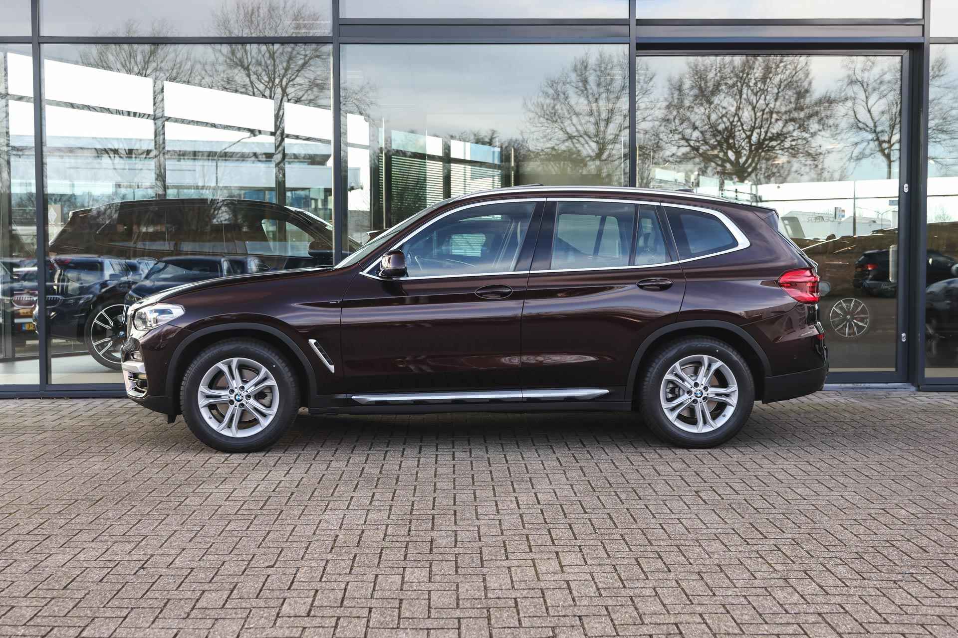 BMW X3 xDrive20i High Executive xLine Automaat / Panoramadak / Trekhaak / Sportstoelen / LED / Head-Up / Parking Assistant / Stoelverwarming - 9/38