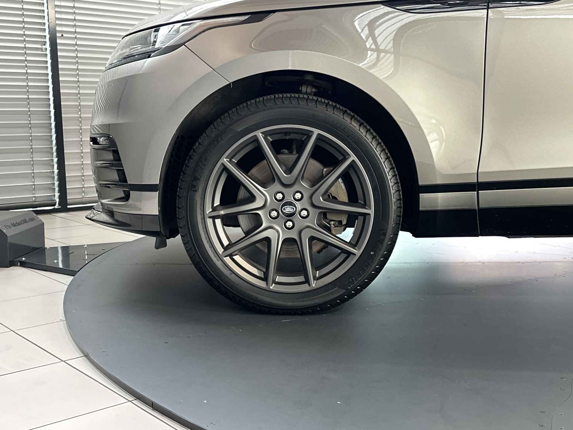 Land Rover Range Rover Velar P400e R-Dynamic SE | 21" | Trekhaak | Panoramadak - 10/38