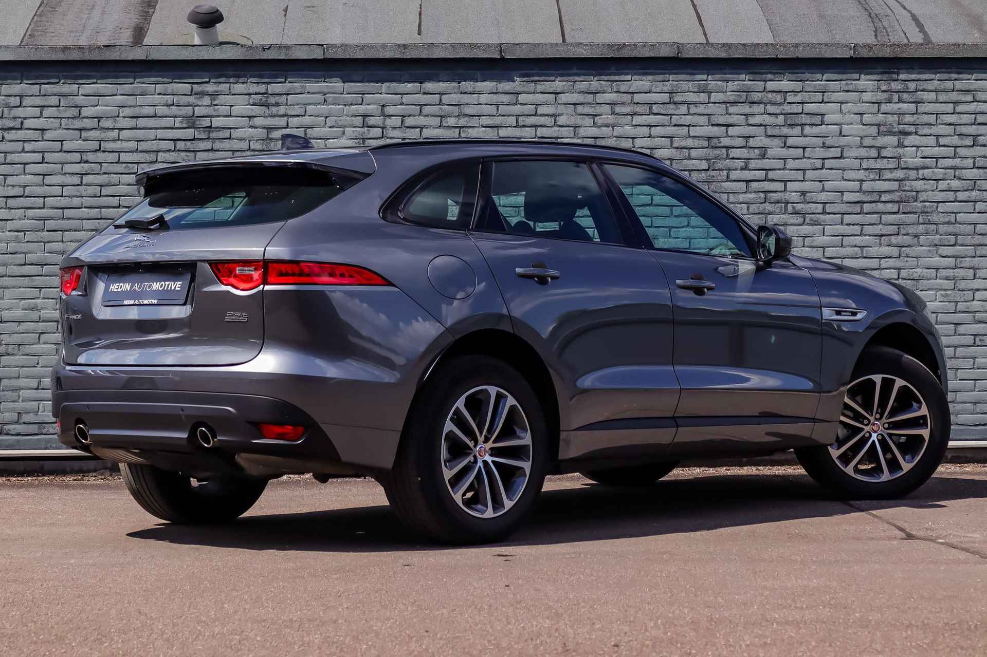 Jaguar F-PACE 2.0t 250PK AWD Premium Sport Edition | Panoramadak | Bi-Xenon | Stoelverwarming | Lederen Bekleding | Stoelverwarming - 2/36