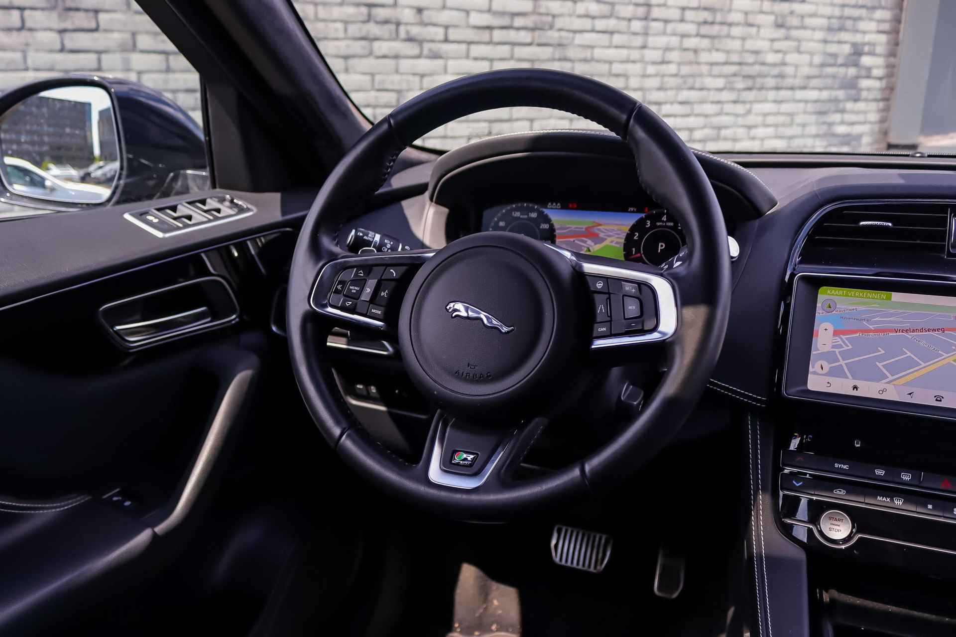 Jaguar F-PACE 2.0t 250PK AWD Premium Sport Edition | Panoramadak | Bi-Xenon | Stoelverwarming | Lederen Bekleding | Stoelverwarming - 18/36