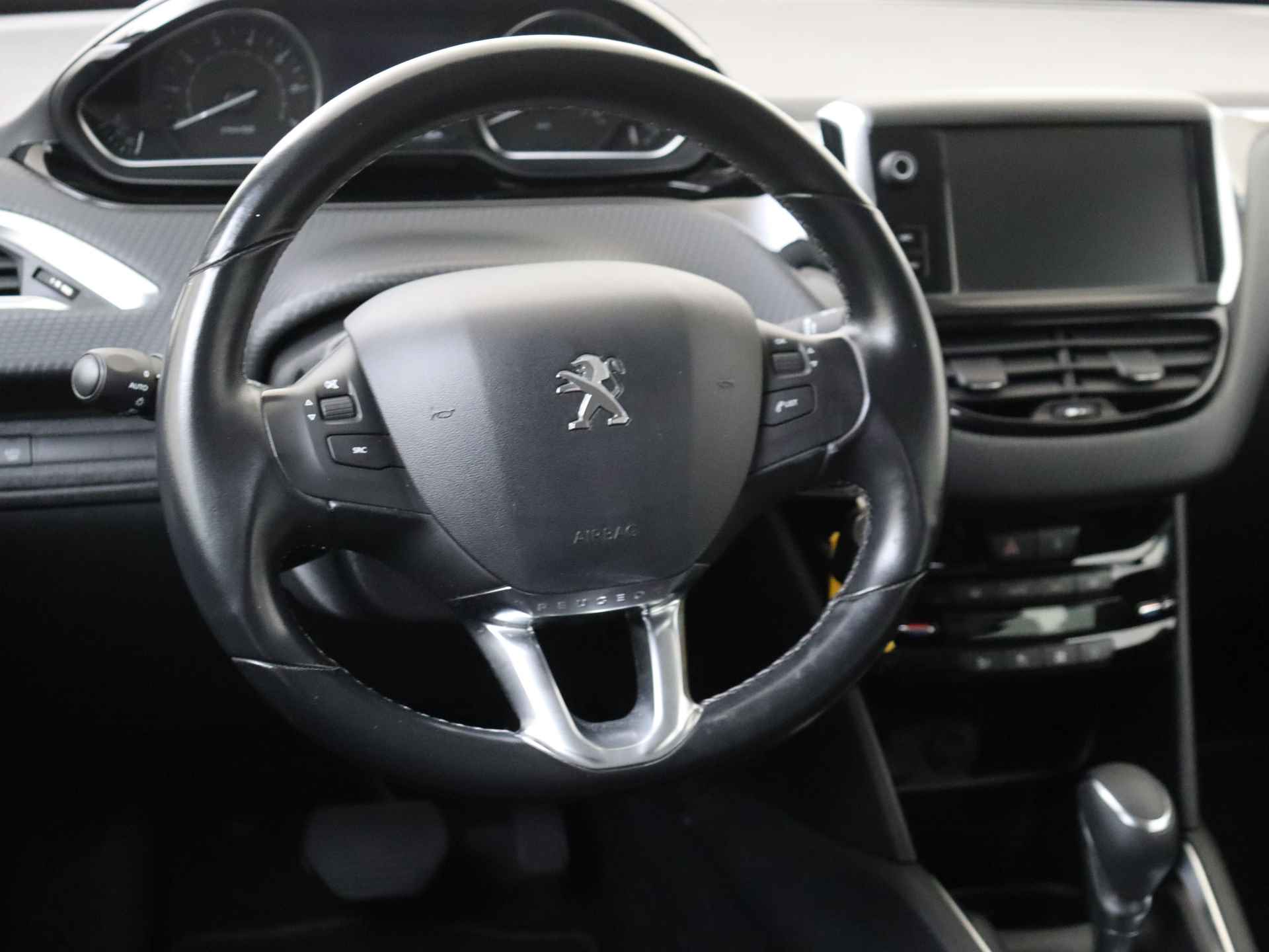 Peugeot 208 1.2 PureTech Allure Automaat | Trekhaak | Navigatie | Climate Control - 7/40