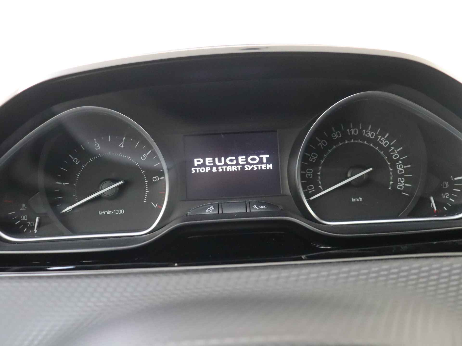 Peugeot 208 1.2 PureTech Allure Automaat | Trekhaak | Navigatie | Climate Control - 8/40