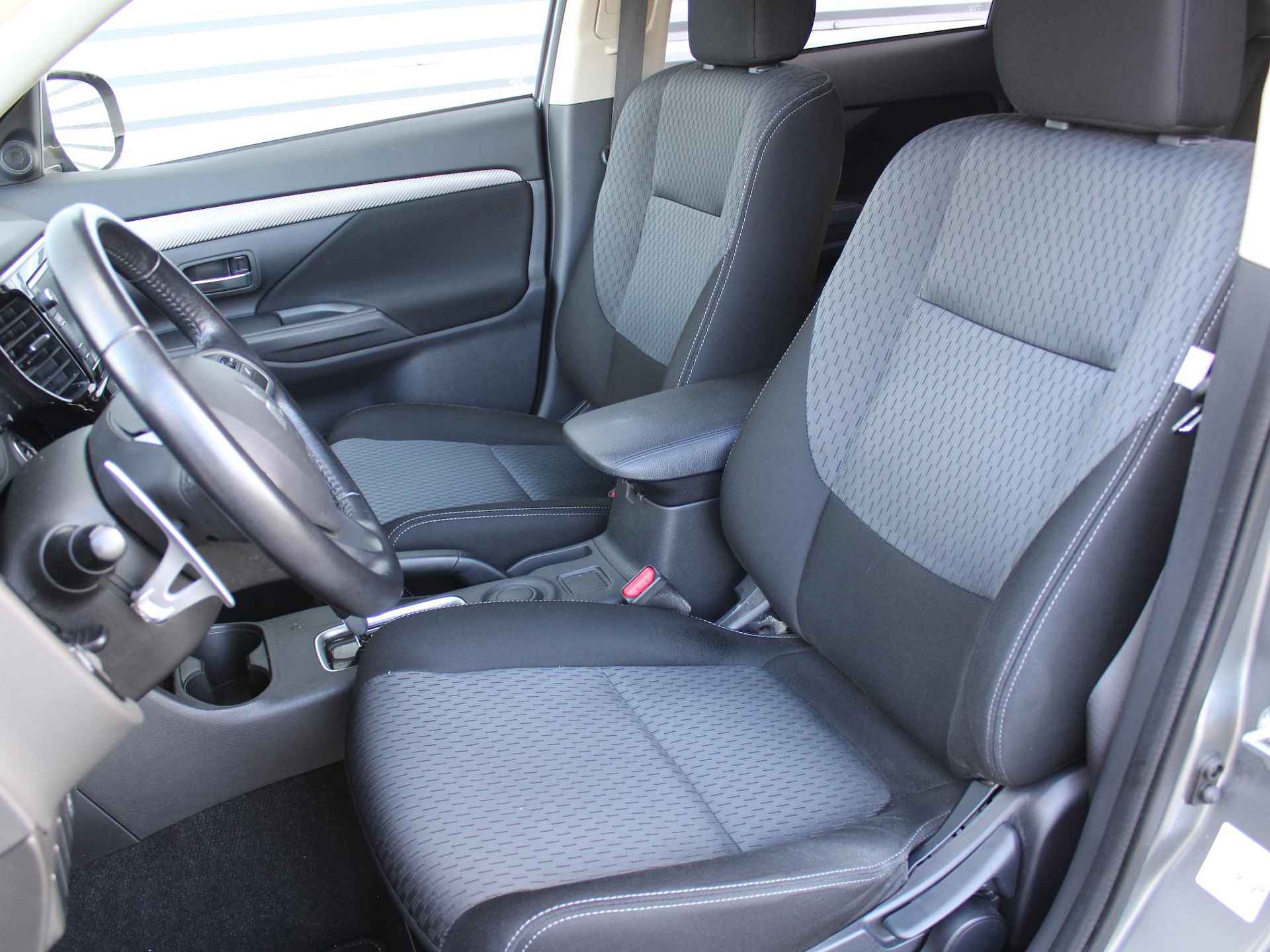 Mitsubishi Outlander 2.0 Business Edition | 7 persoons | Trekhaak | Airco | 16" LM | - 26/33