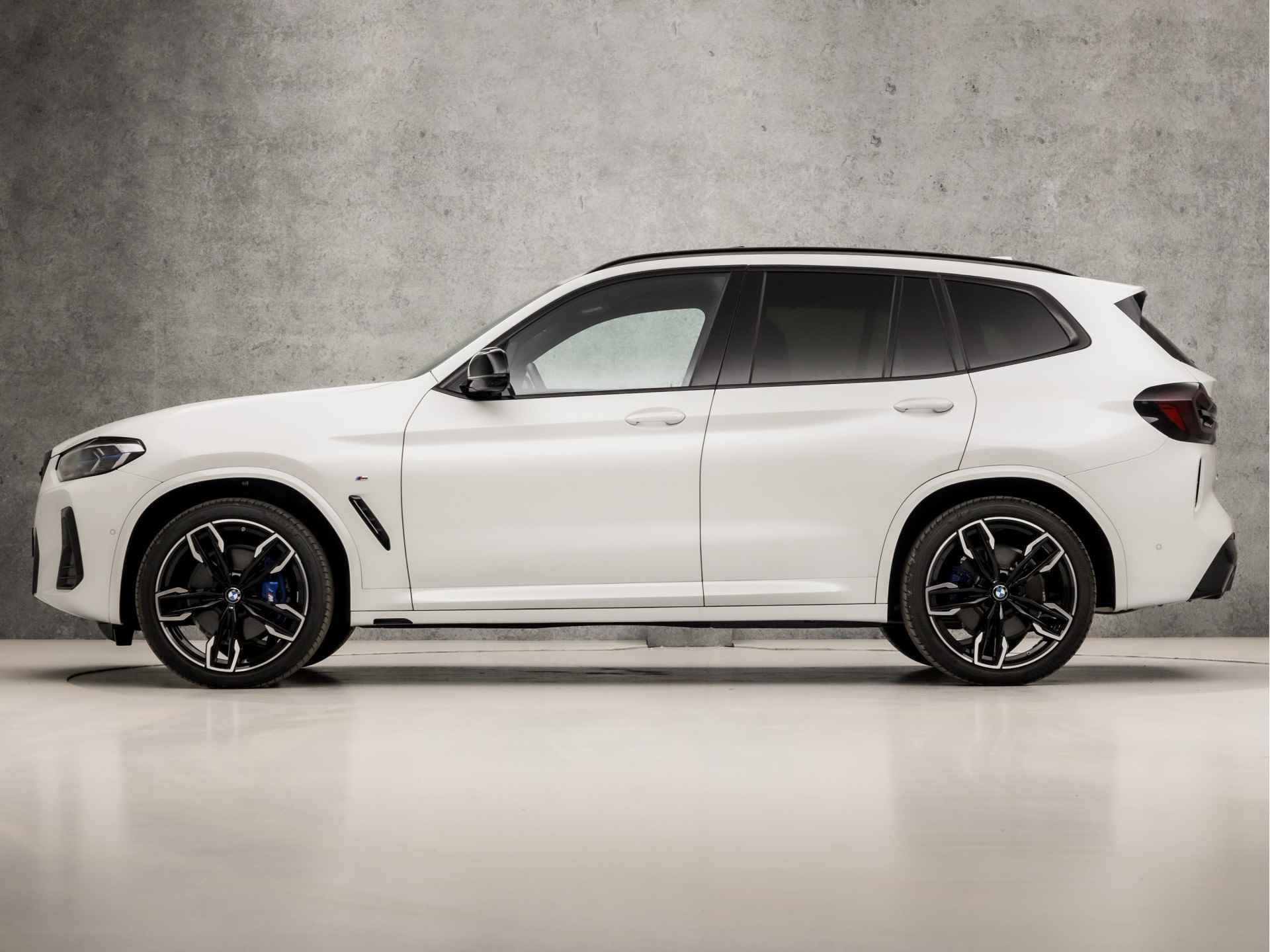 BMW X3 M40i xDrive High Executive 372Pk Automaat (KUIPSTOELEN, 2024, PANORAMADAK, APPLE CARPLAY, ADAPTIVE LED, M SPORTREMMEN, 360 CAMERA, MEMORY SEATS, HEAD-UP DISPLAY, HARMAN/KARDON, LIVE COCKPIT PRO, NIEUWSTAAT) - 2/50