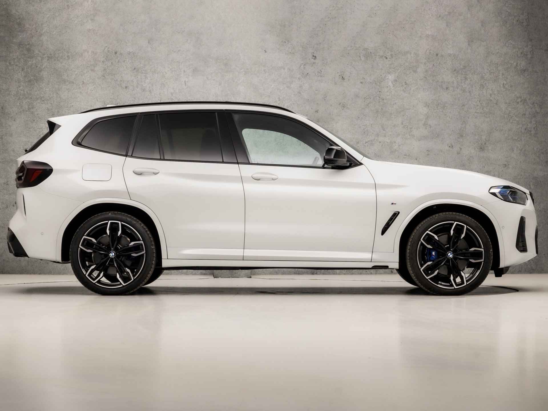 BMW X3 M40i xDrive High Executive 372Pk Automaat (KUIPSTOELEN, 2024, PANORAMADAK, APPLE CARPLAY, ADAPTIVE LED, M SPORTREMMEN, 360 CAMERA, MEMORY SEATS, HEAD-UP DISPLAY, HARMAN/KARDON, LIVE COCKPIT PRO, NIEUWSTAAT) - 4/50