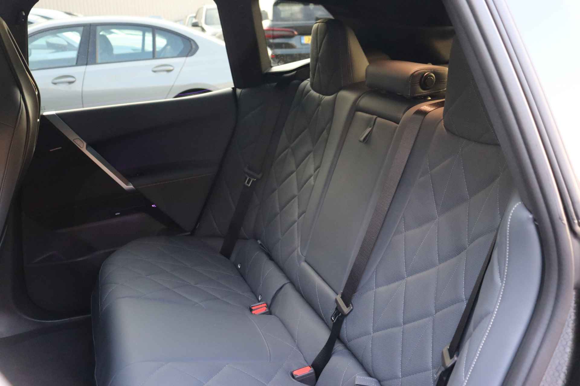 BMW iX xDrive50 High Executive / Sportpakket / Panoramadak Sky Lounge / Trekhaak / Laserlight / Parking Assistant Plus / Multifunctionele Stoelen / Comfort Access - 7/44