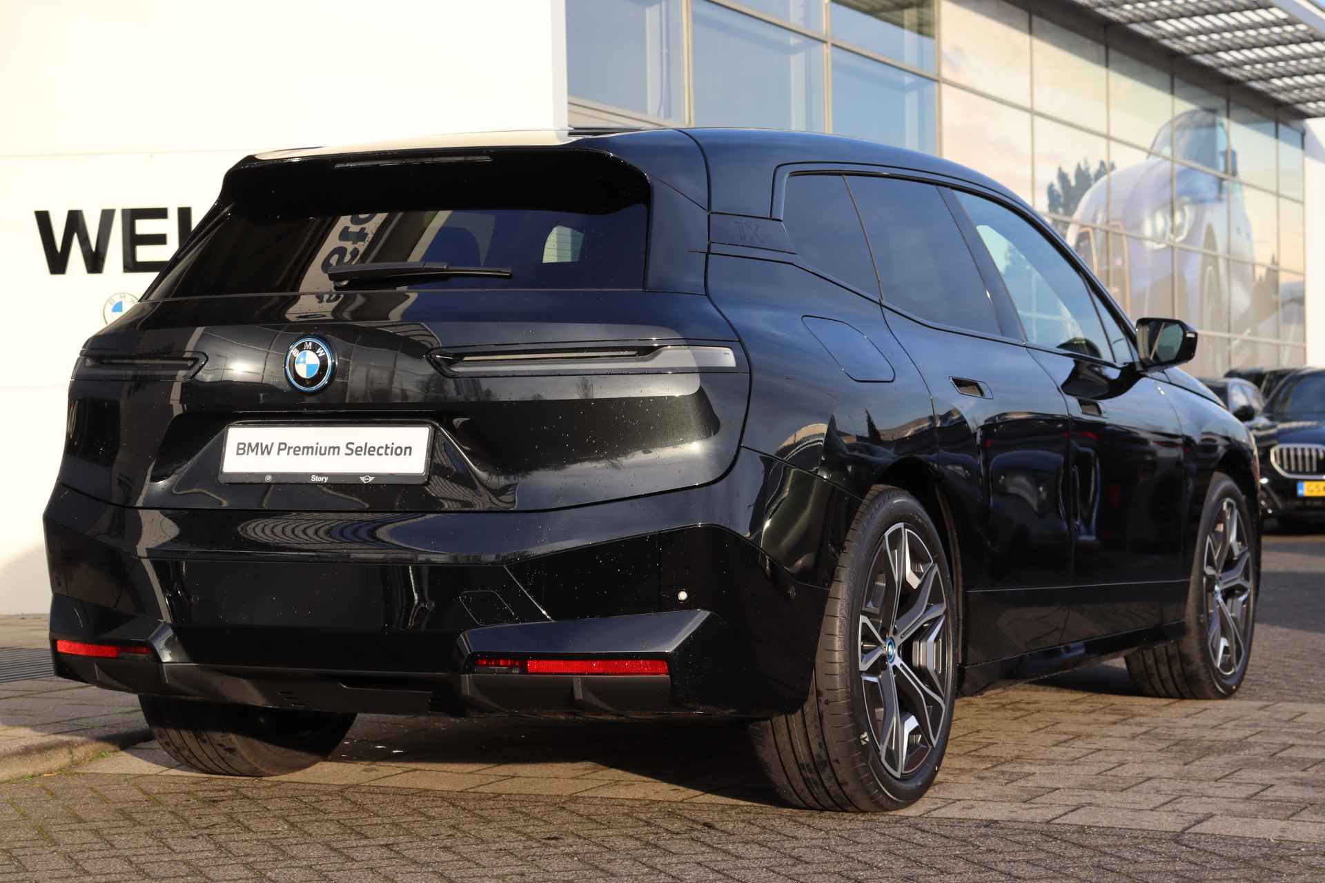 BMW iX xDrive50 High Executive / Sportpakket / Panoramadak Sky Lounge / Trekhaak / Laserlight / Parking Assistant Plus / Multifunctionele Stoelen / Comfort Access - 14/44