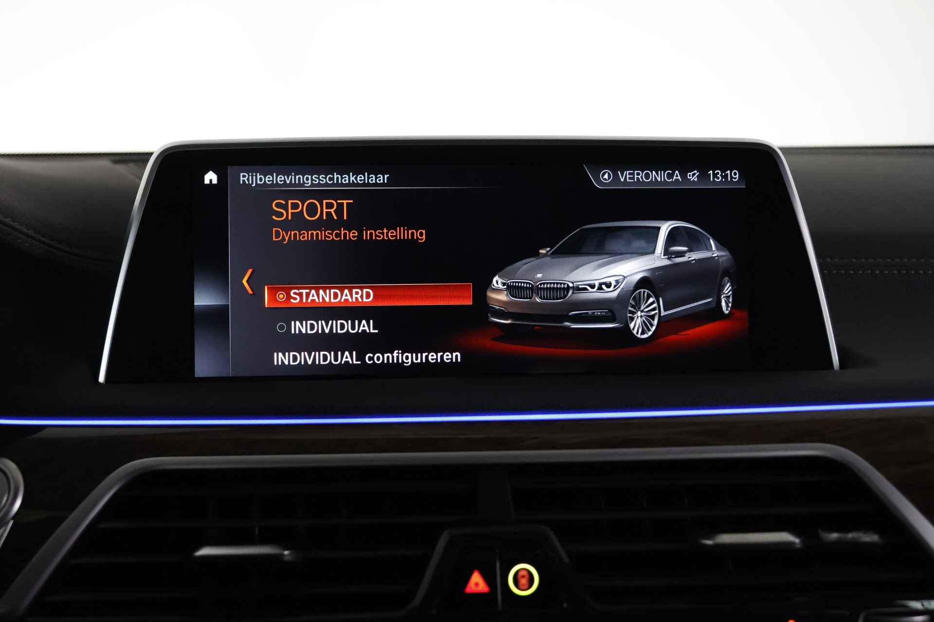 BMW 7 Serie 740Le xDrive iPerformance M-Sport / Sky Lounge Pano / HarmanKardon / HUD / Cam - 35/43