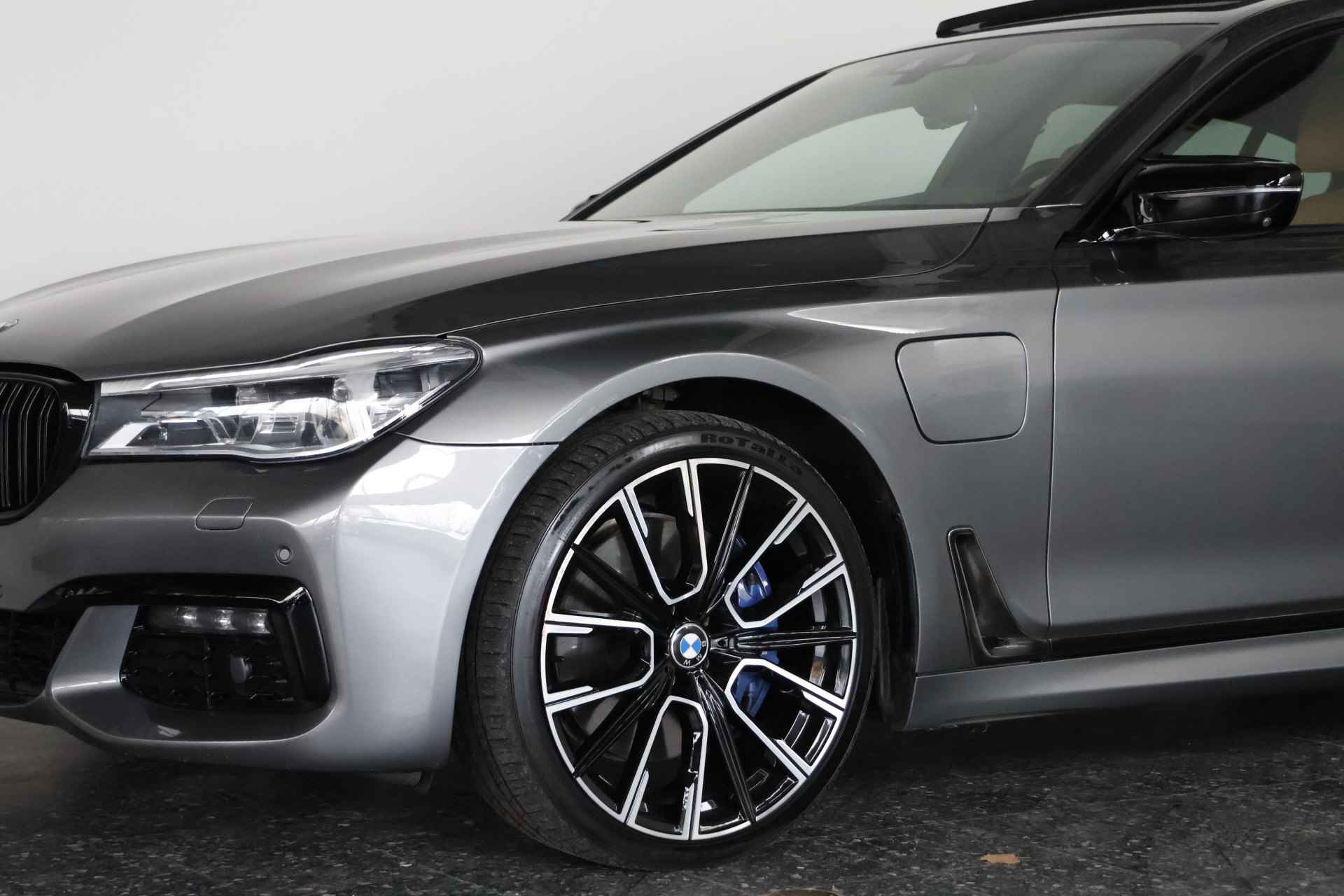 BMW 7 Serie 740Le xDrive iPerformance M-Sport / Sky Lounge Pano / HarmanKardon / HUD / Cam - 42/43