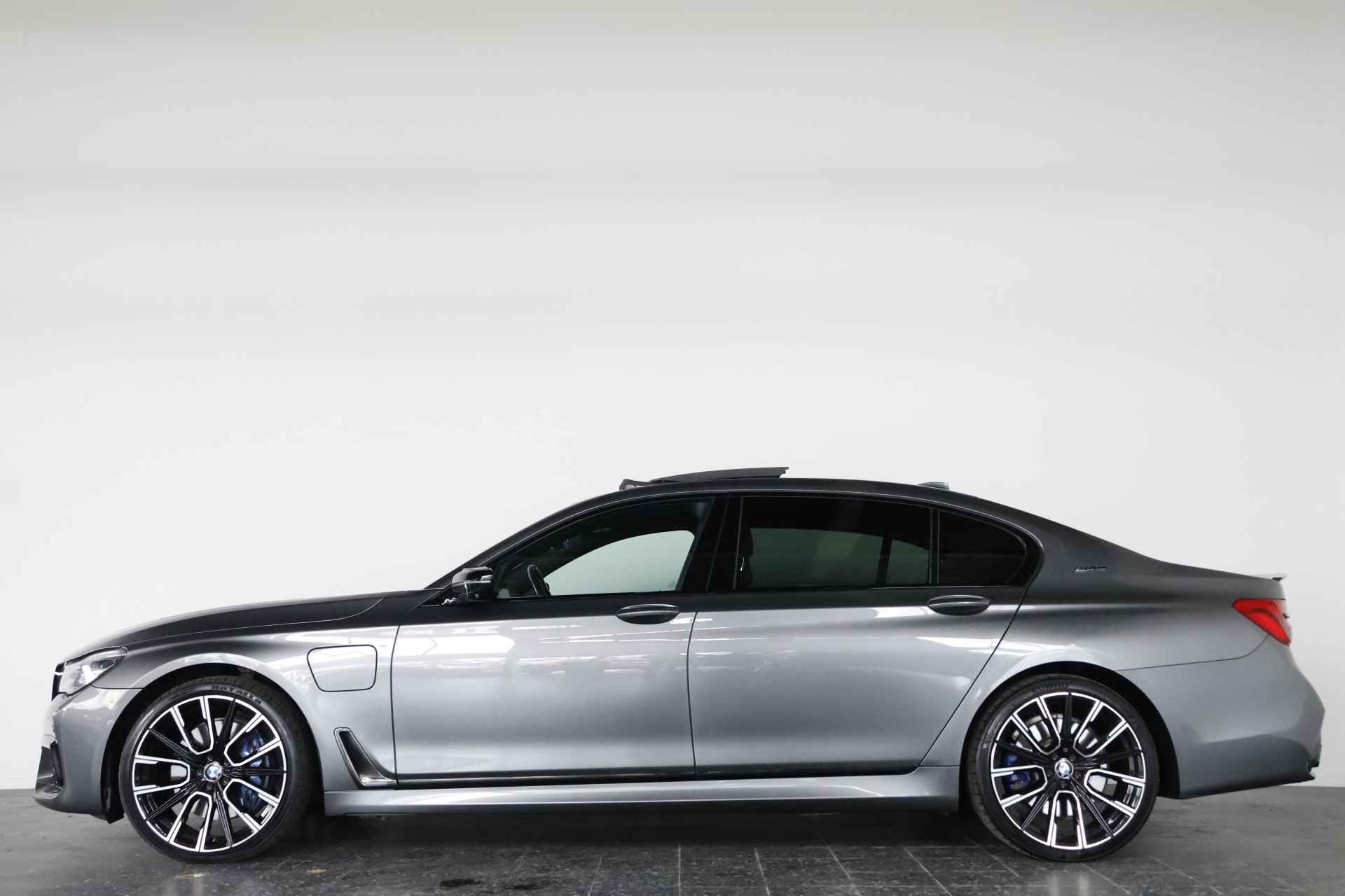 BMW 7 Serie 740Le xDrive iPerformance M-Sport / Sky Lounge Pano / HarmanKardon / HUD / Cam - 43/43