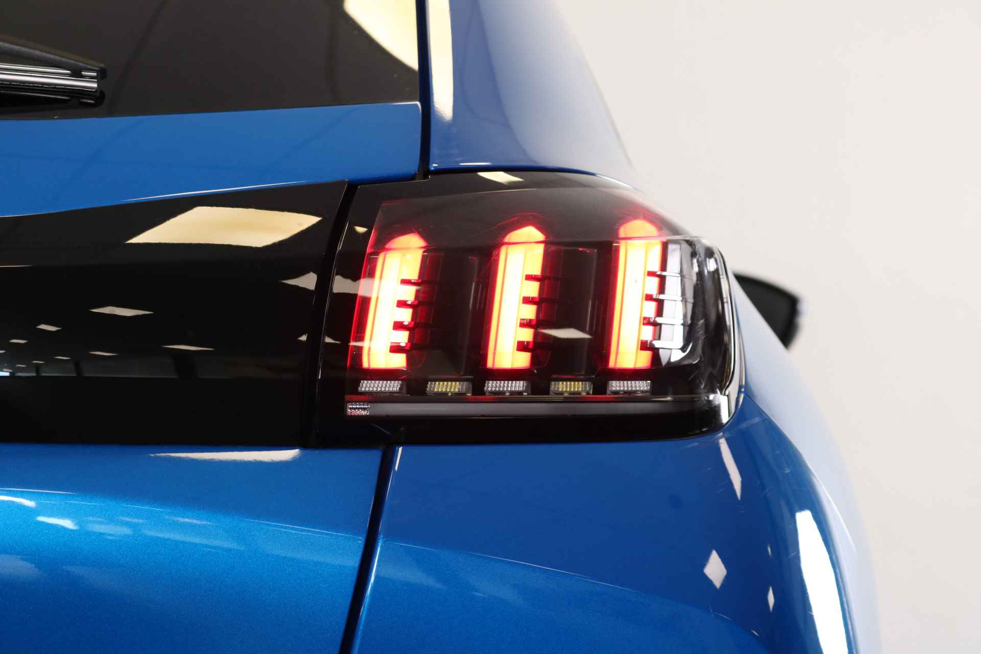 Peugeot 208 1.2 PureTech 100PK Allure | Navi | Cruise | Camera | Climate | DAB | Parkeersensoren V+A | 16" Lichtmetaal | - 9/41
