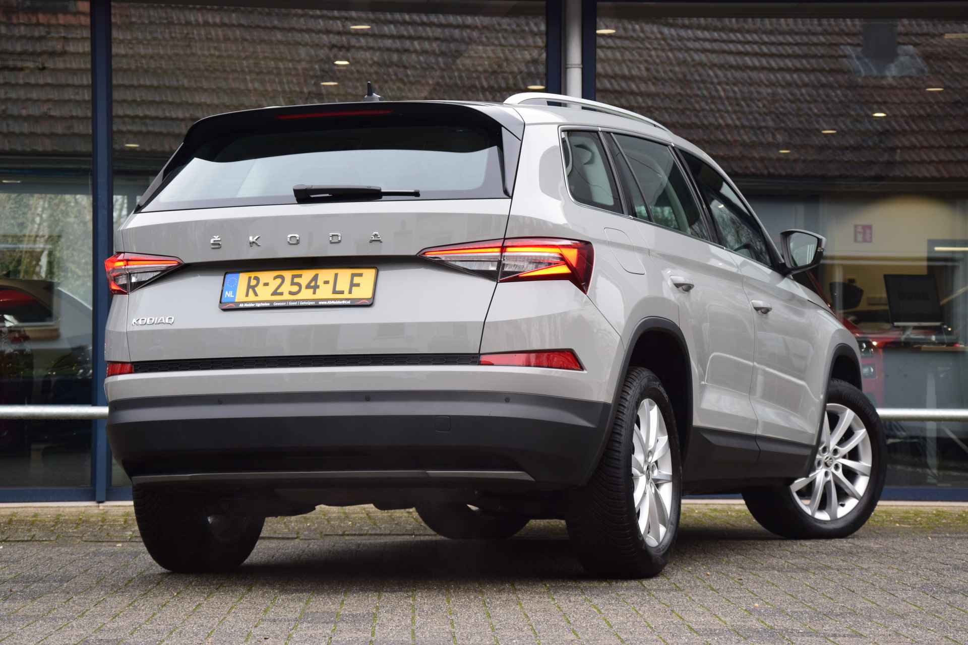 Škoda Kodiaq 1.5 TSI 150PK Business Edition | Org. NL | FabrieksGarantie | Trekhaak | Achteruitrijcamera | 18'' Velgen Met All Season Banden | PDC achter en vóór | Apple CarPlay Andoid Auto) - 2/44